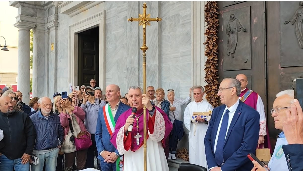 Ange-Pierre Vivoni (à droite) à Livourne lors de la signature de la conVention