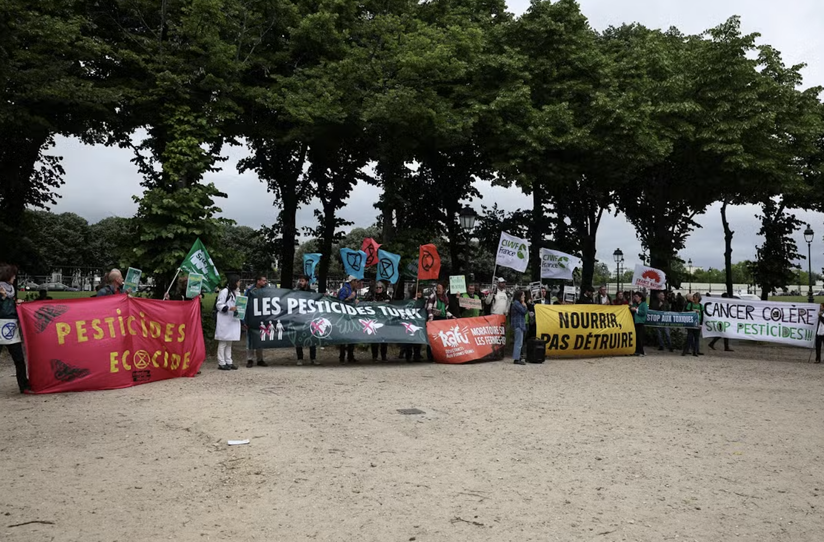 Photo d'illustration des manifestants brandissent des pancartes lors d’un rassemblement contre la loi Duplomb, près de l’Assemblée nationale, à Paris, le 27 mai 2025. CRÉDIT PHOTO AFP