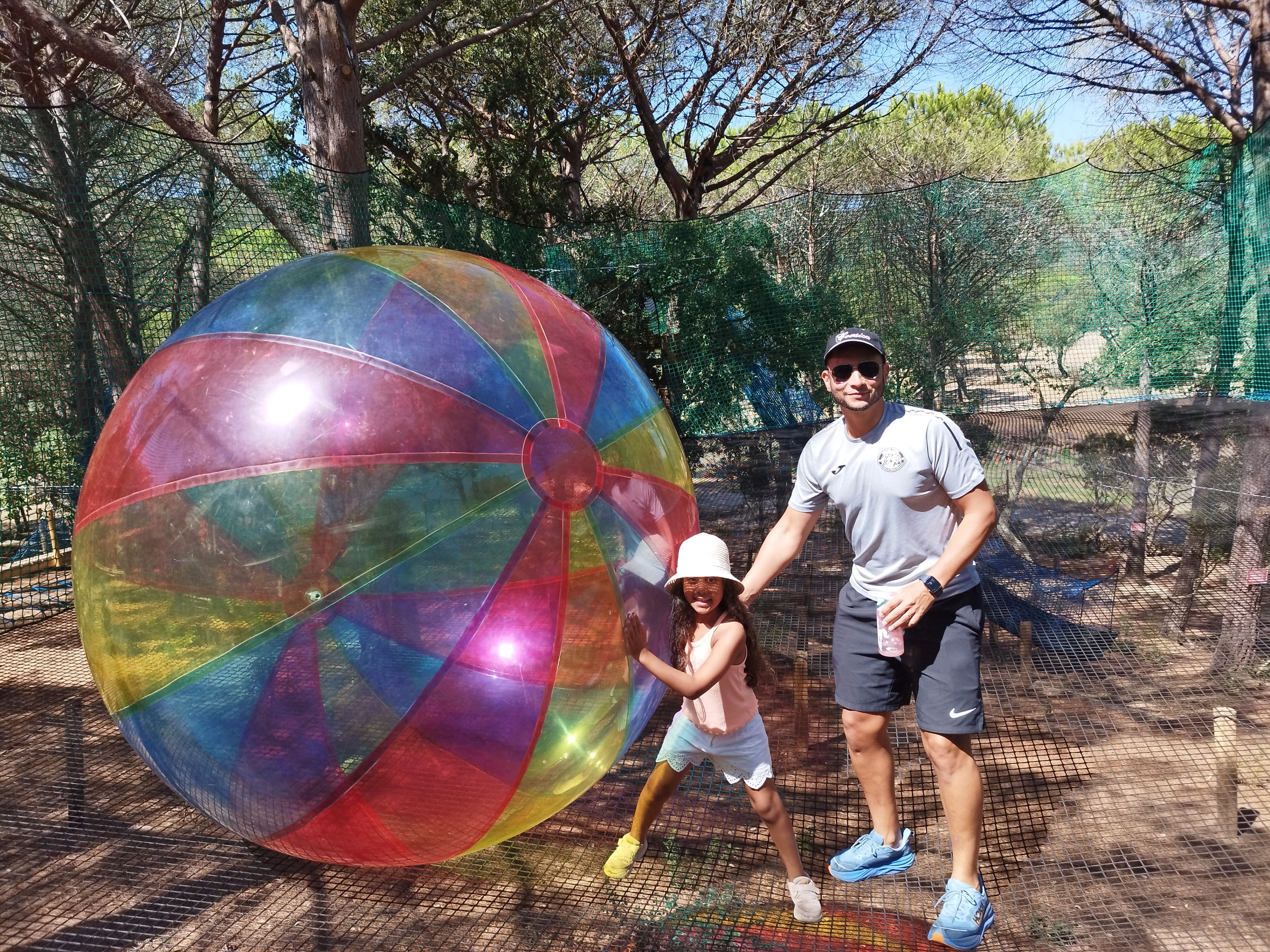 Selma, 6 ans, et son papa footballeur, Fourat, aux prises avec un gros ballon sur le trampoline.