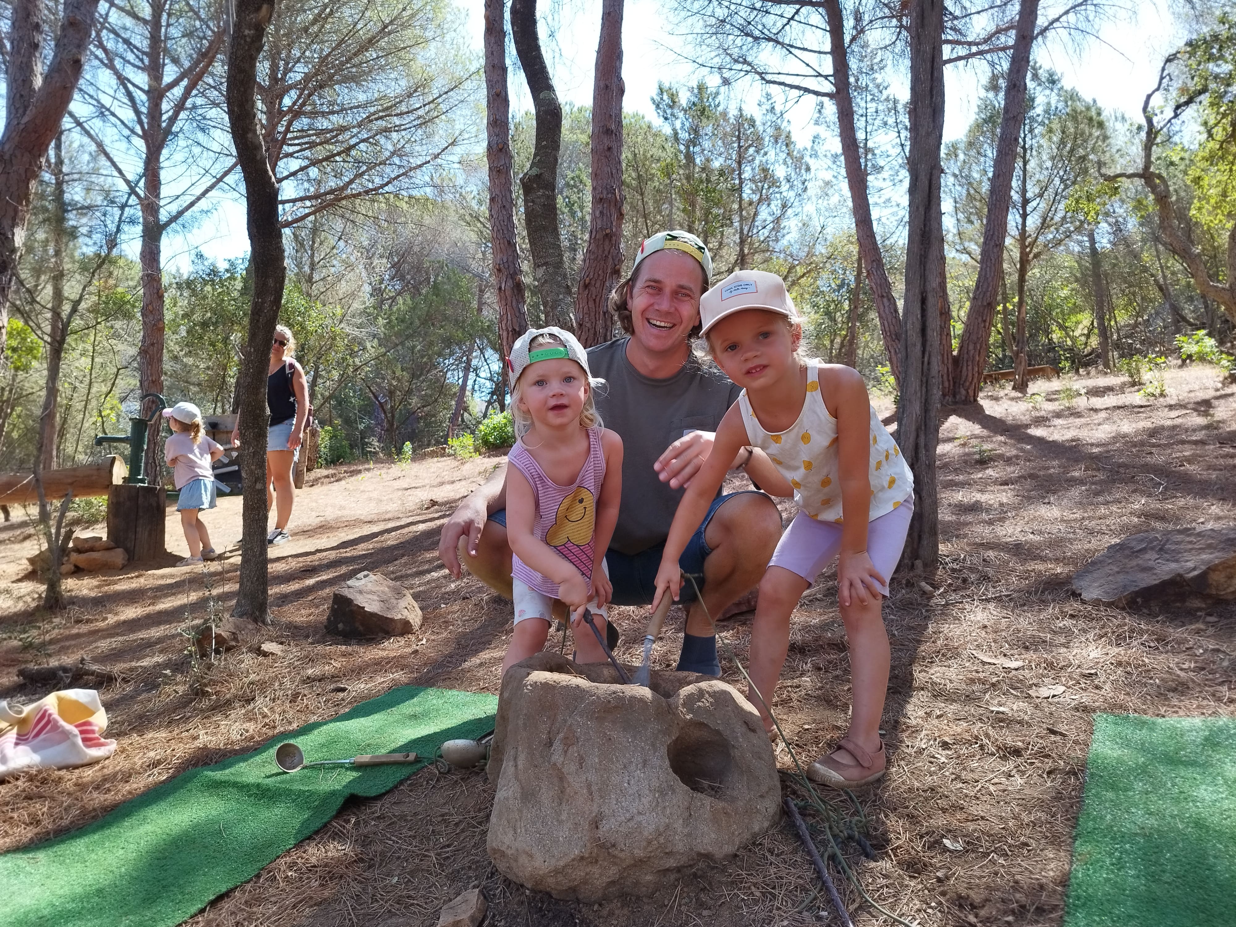 Felix observe ses filles, Romy et Maxine, s'exercer au métier de sourcier !