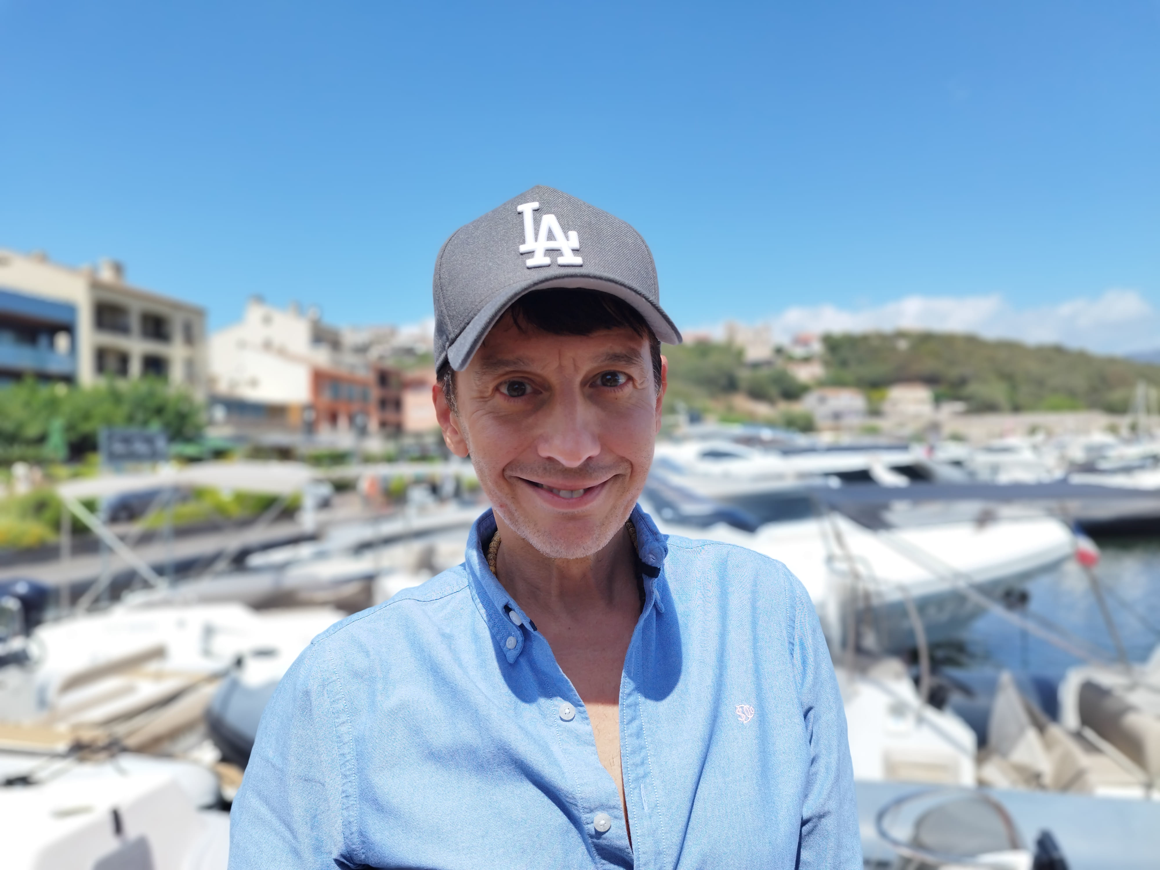 Originaire d'Omessa, le village de sa mère, Laurent Castelli-Argelier passe aussi régulièrement ses vacances à Porto-Vecchio, chez son frère Christophe qui travaille dans un glacier sur le port.