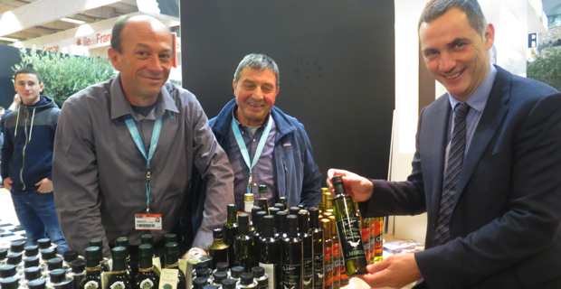 Gilles Simeoni, président du Conseil exécutif de Corse, avec les oléiculteurs, Louis Cesari et René Colombani, devant le stand de l'Oglio di Corsa.