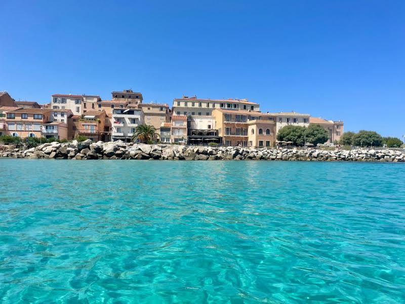 L'Ile-Rousse : 32 degrés, on est bien dans l'eau (Alain Hebrard)