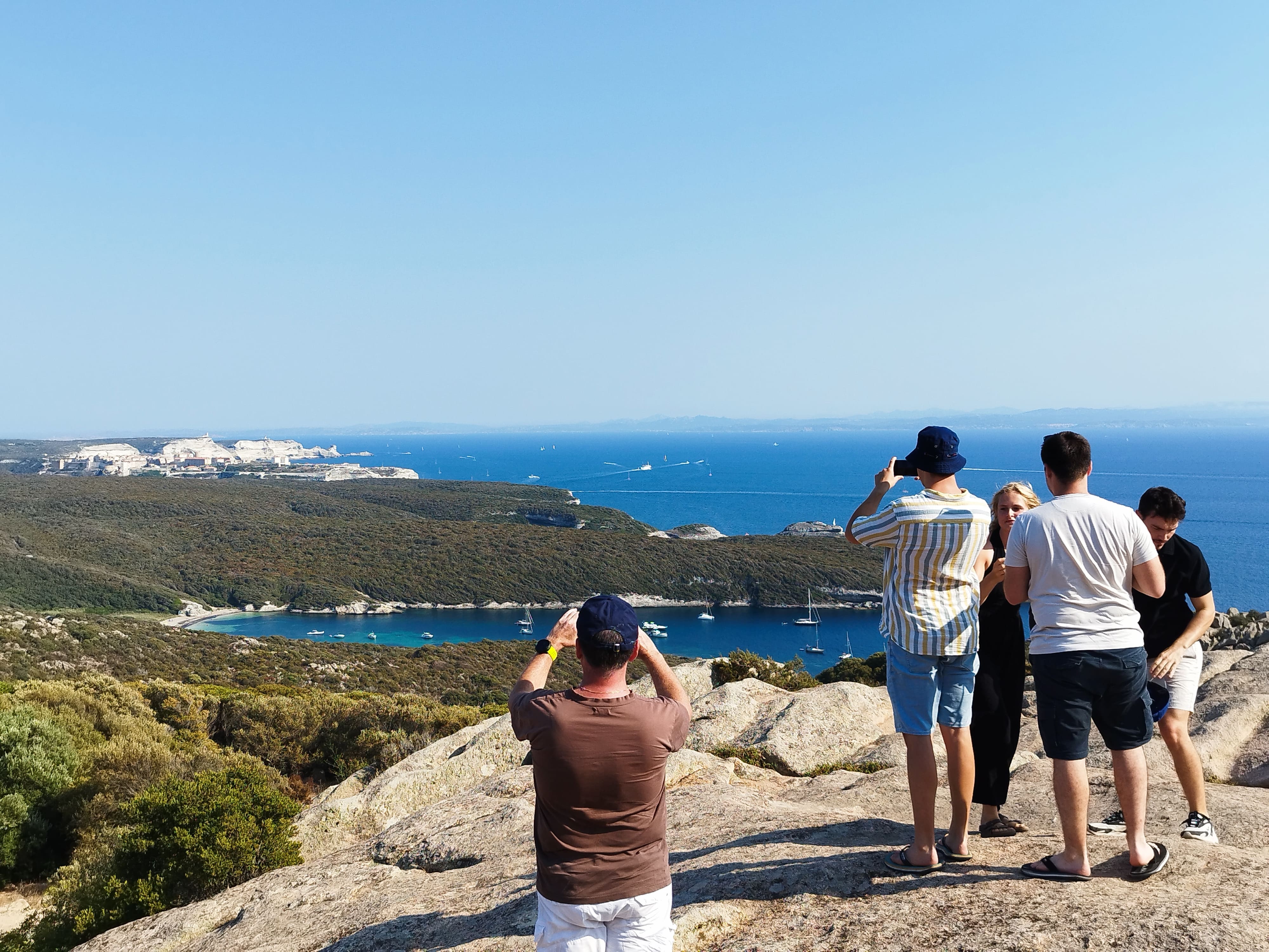 Du haut de l'Ermitage de la Trinité, les touristes raffolent de la vue sur les Bouches de Bonifacio.