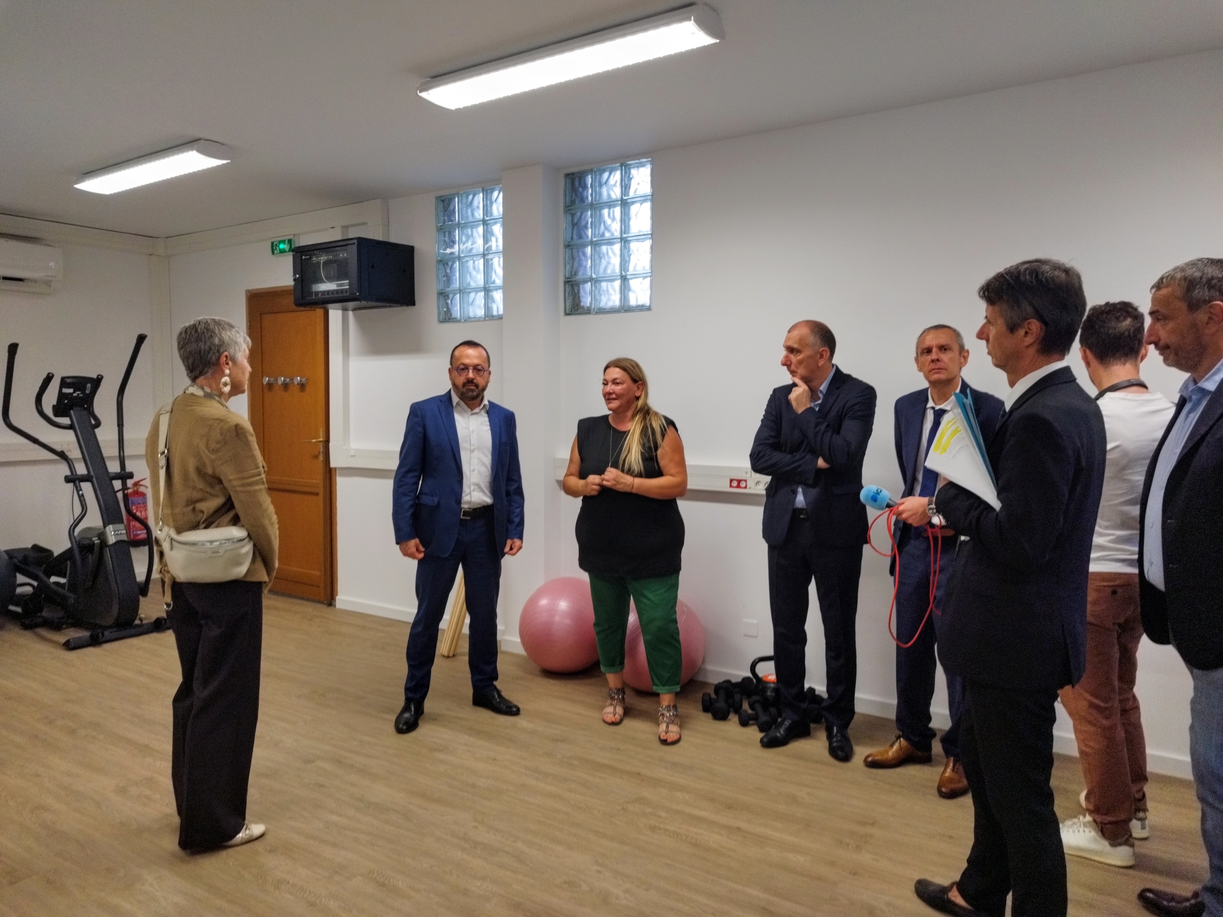 Le ministre Yannick Neuder écoute l'adjointe porto-vecchiaise Emmanuelle Giraschi lui présenter ce nouvel espace dédié à l'activité physique adaptée à Porto-Vecchio.