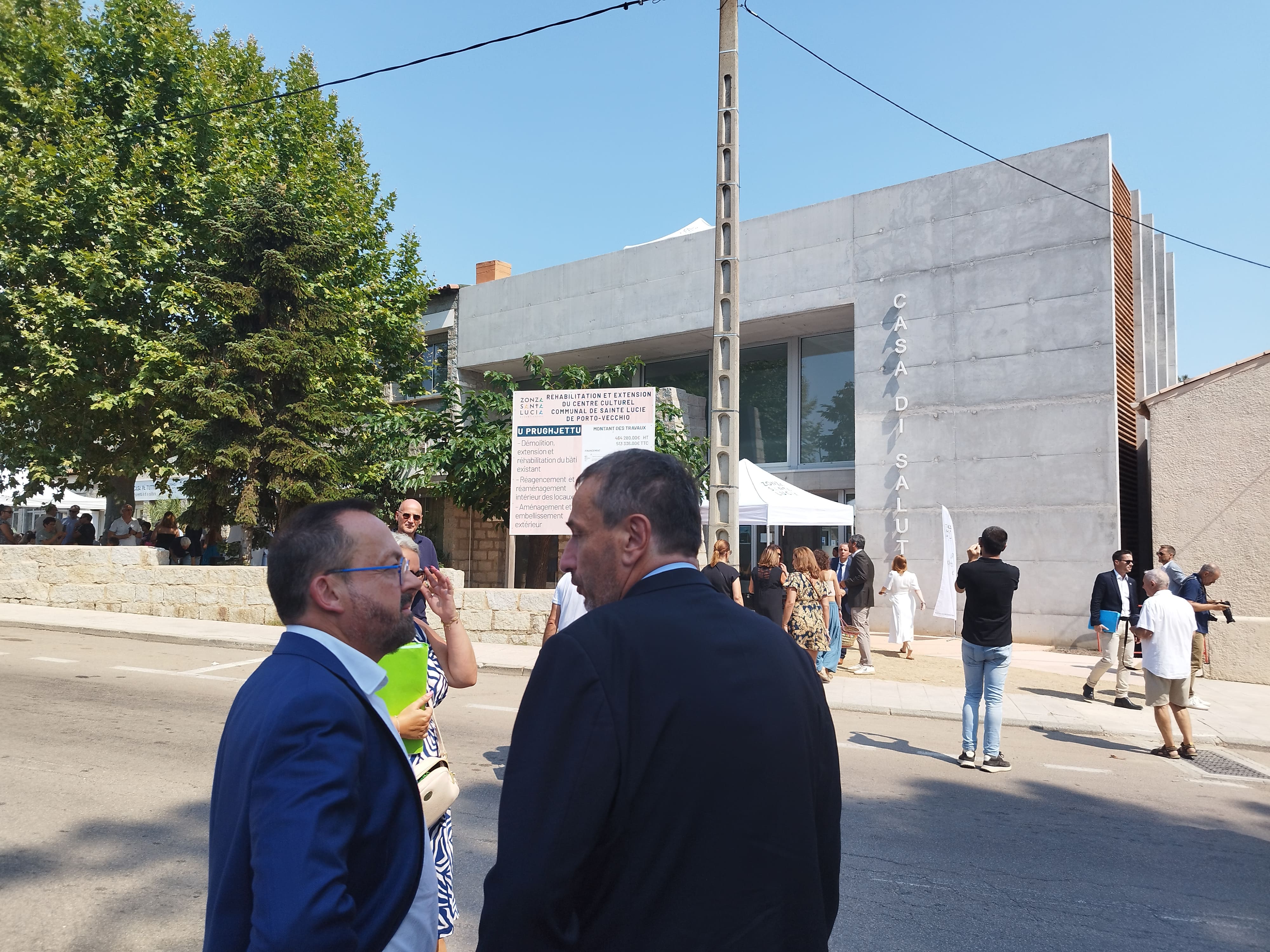 Paul-André Colombani, en discussion avec le ministre de la Santé Yannick Neuder, mardi matin devant la nouvelle maison médicale de Zonza Sainte-Lucie de Porto-Vecchio.