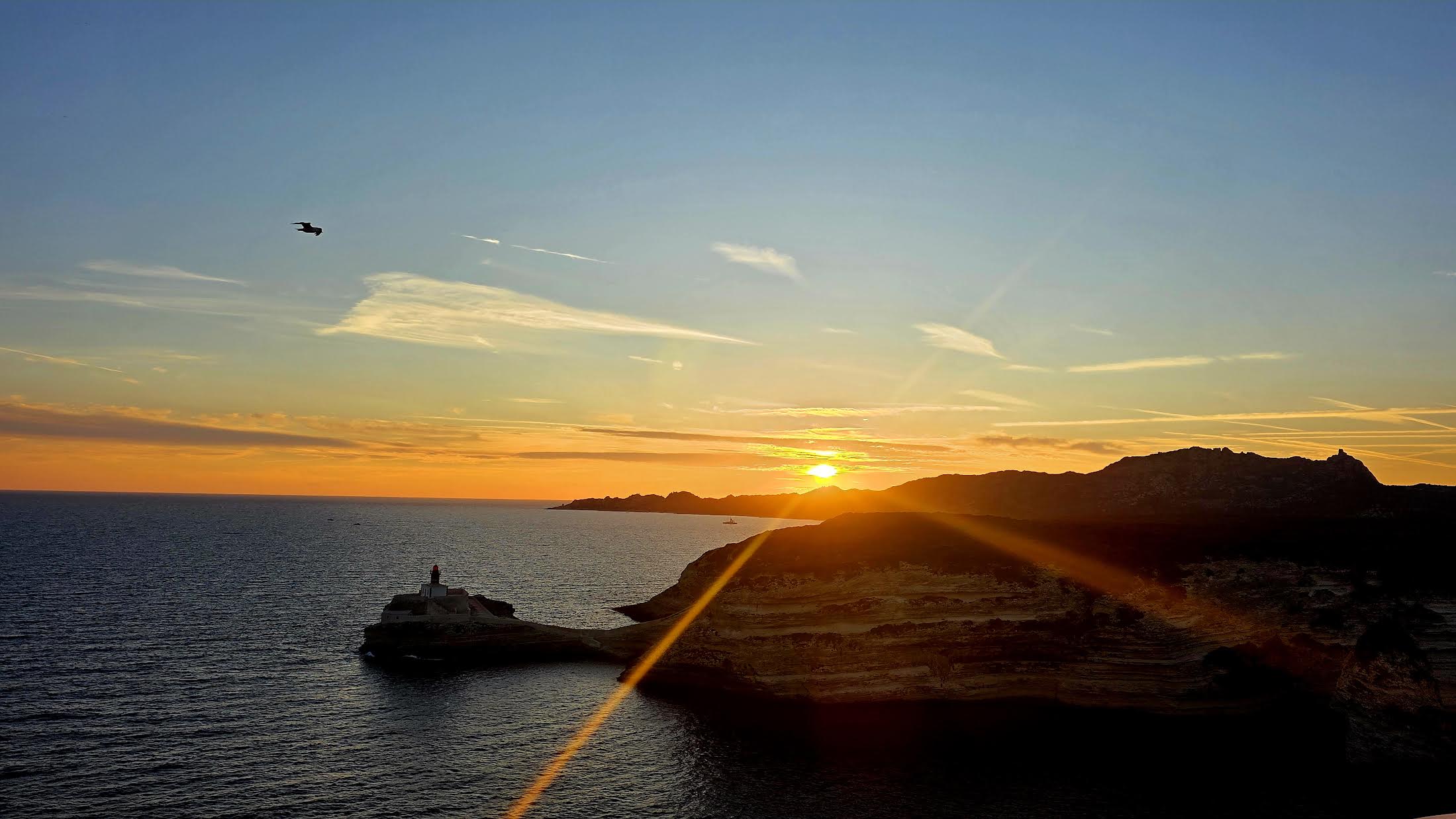 A màghjina : Tramontu maestosu nant’à Bunifaziu