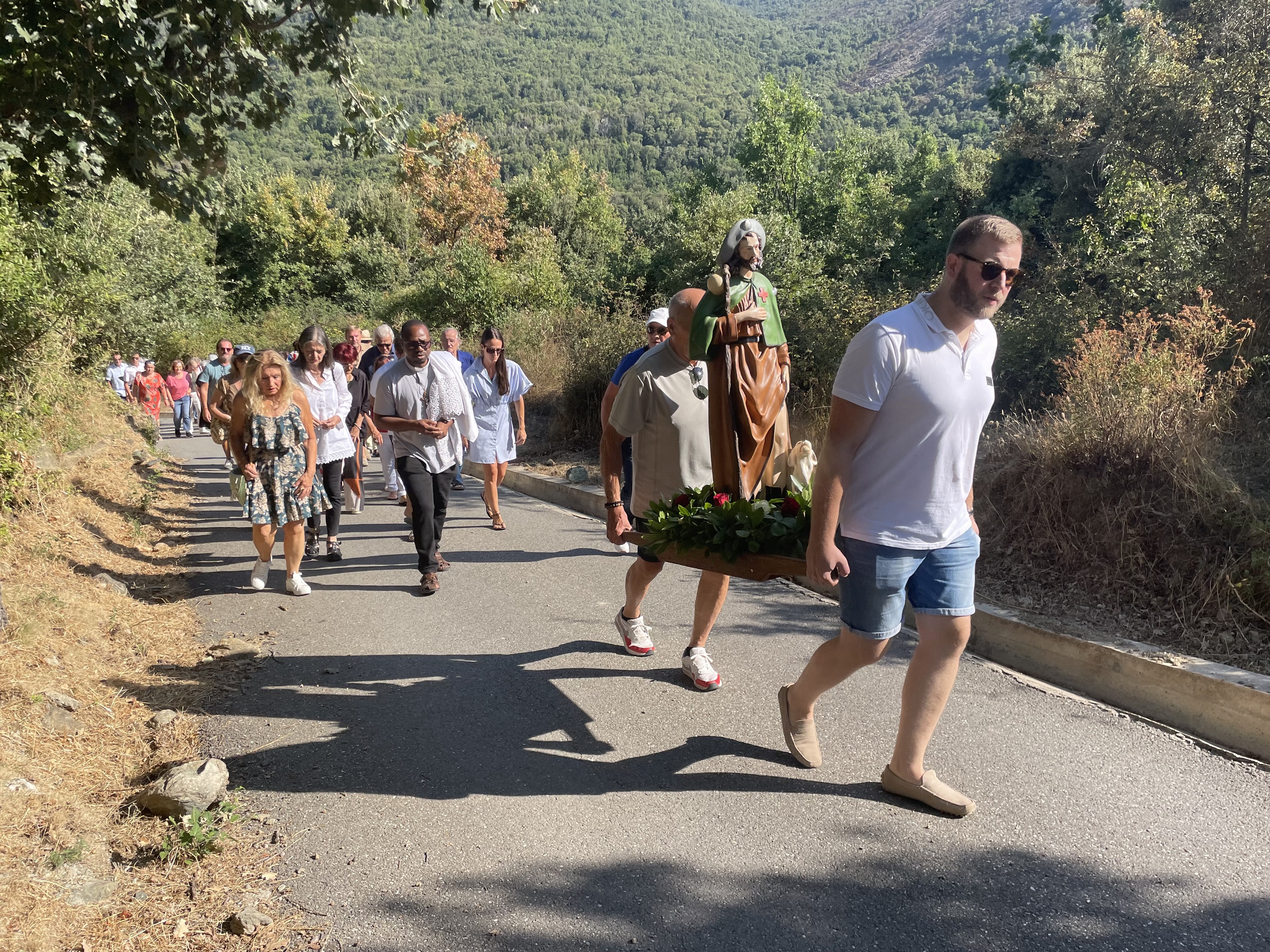 Malgré l'écrasante chaleur, la procession de Saint Roch à Murato a rassemblé une bonne centaine de fidèles.