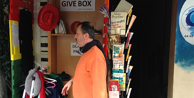 Une "Give Box" sur le cours Napoléon : Donnez, prenez, faire plaisir et se faire plaisir 