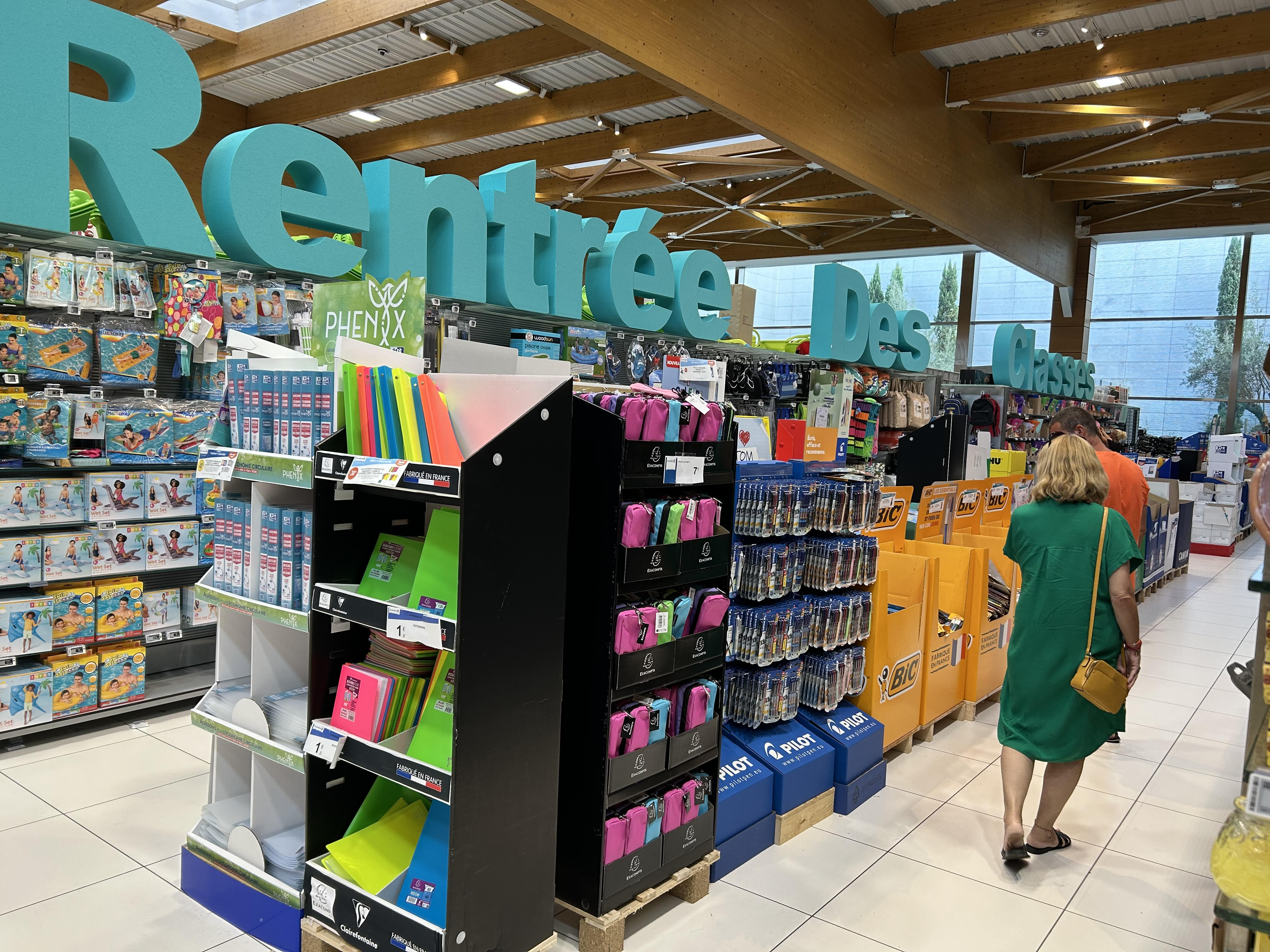 Les rayons dédiés à la rentrée des classes au Leclerc Baleone