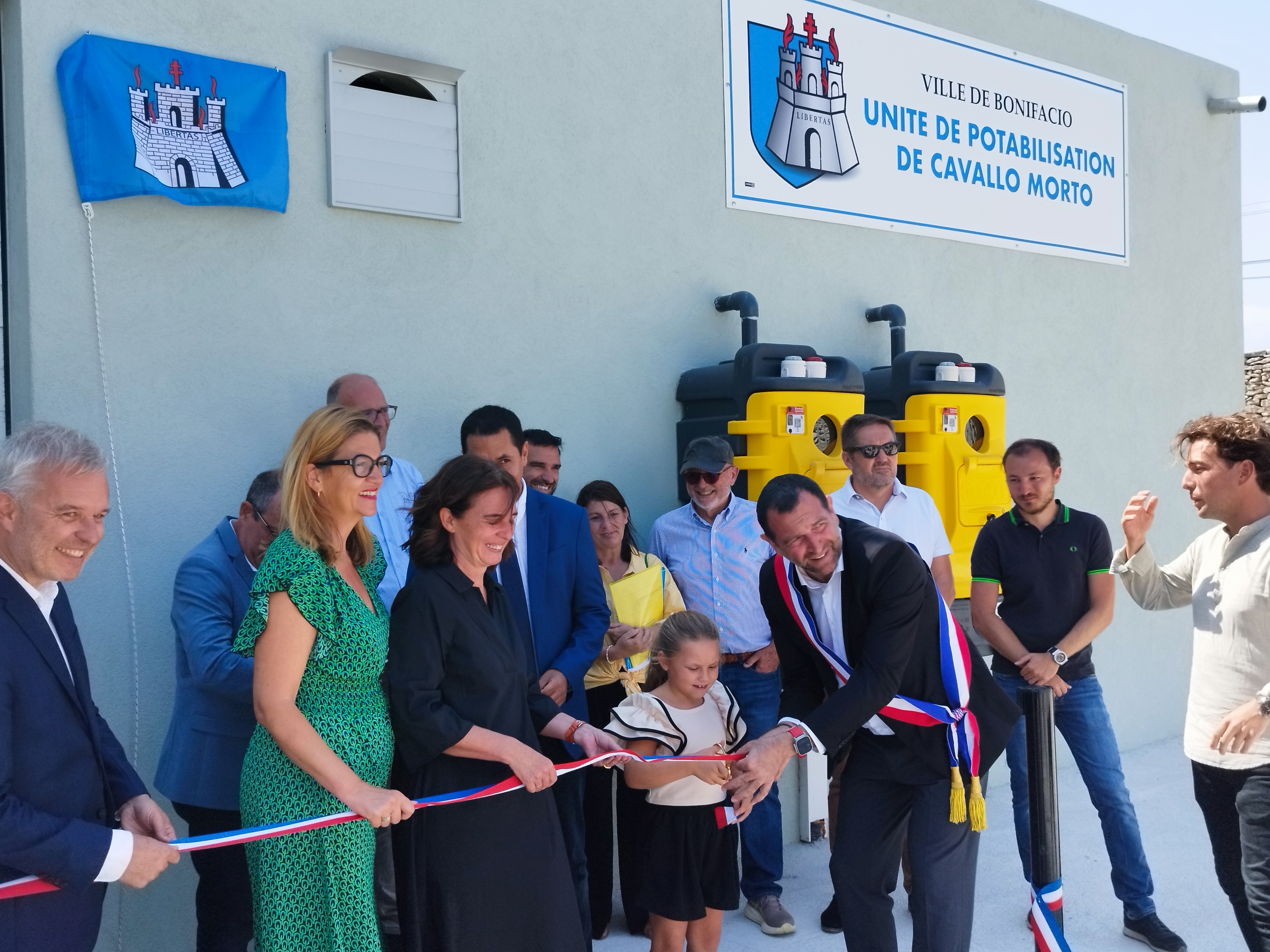 Pour cette inauguration, la municipalité de Bonifacio avait invité deux personnalités politiques françaises, en vacances à Bonifacio : l'ancien président de l'Assemblée nationale François De Rugy et la députée européenne du groupe Renaissance Stéphanie Yon-Courtin (à gauche sur la photo).