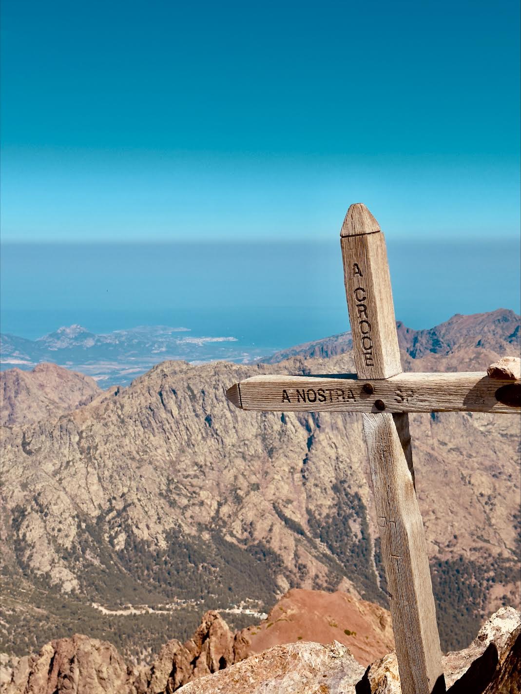 A màghjina :  A croce di u Monte Cintu