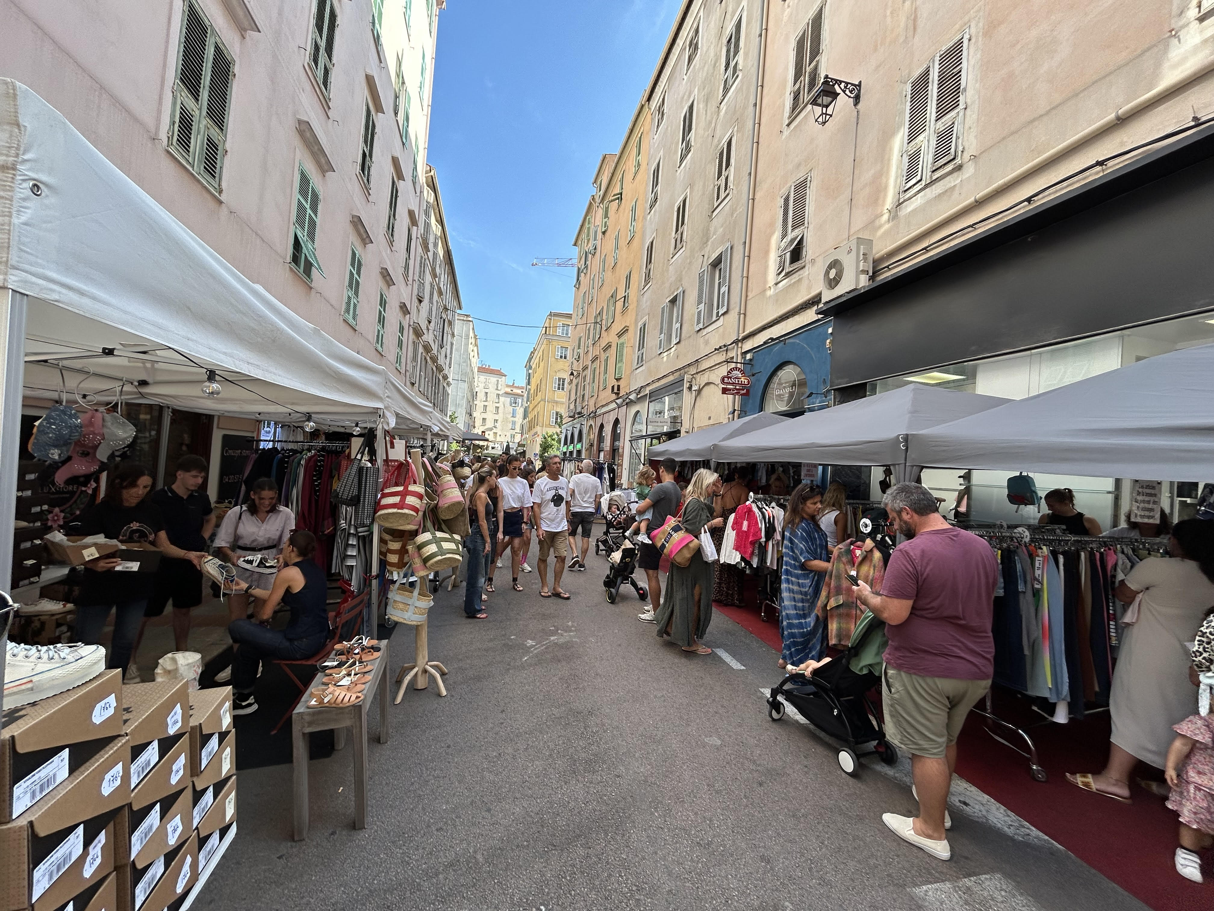 Belle affluence dans les rues du Triangle d’or pour ce premier jour de braderie