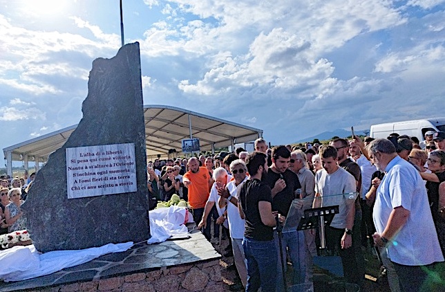 La stèle commémorative, avec la poésie en forme de paghjella.