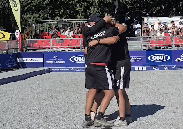 La joie de la triplette insulaire