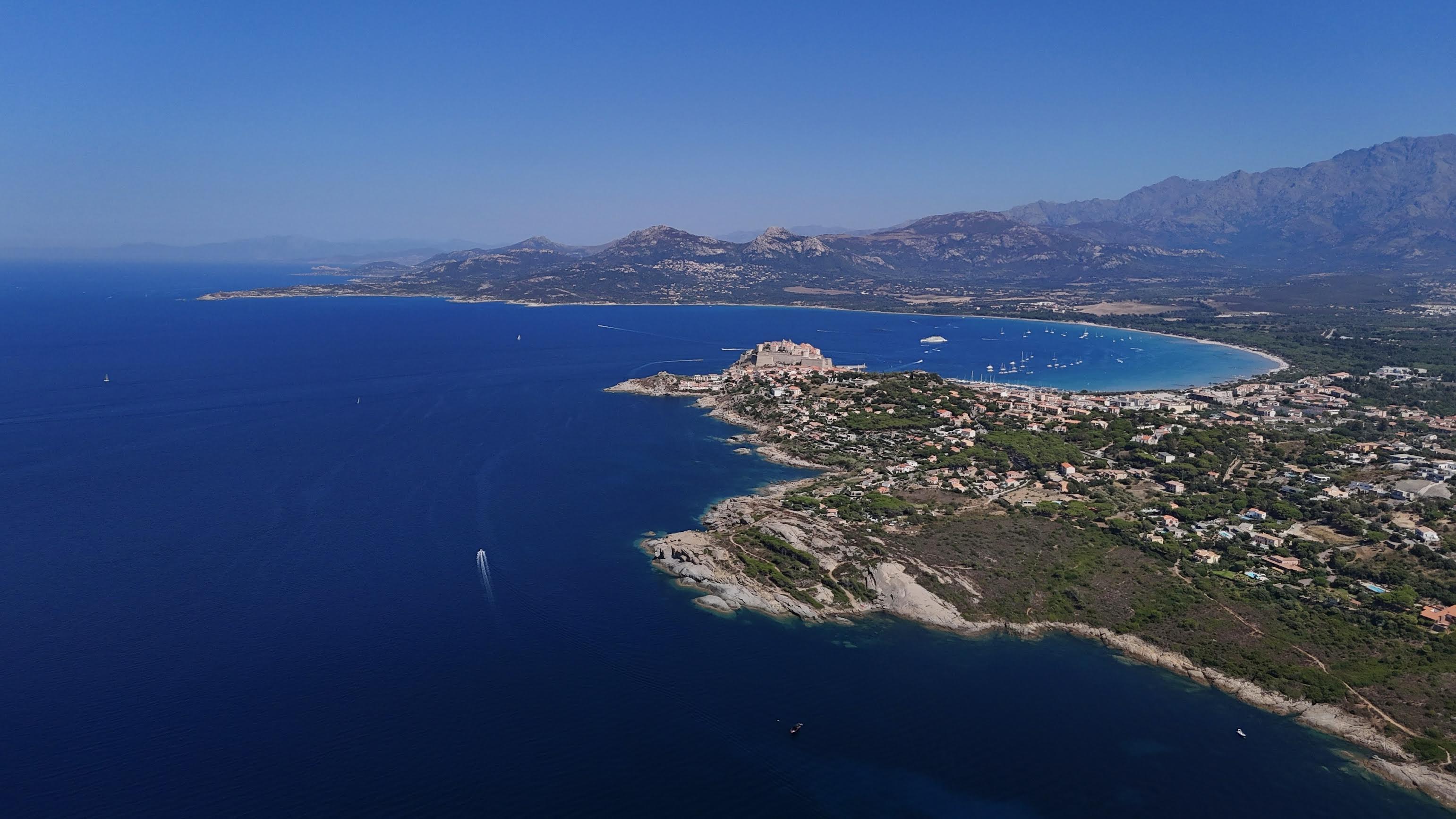 A màghjina :  Calvi, trà mare è muntagna