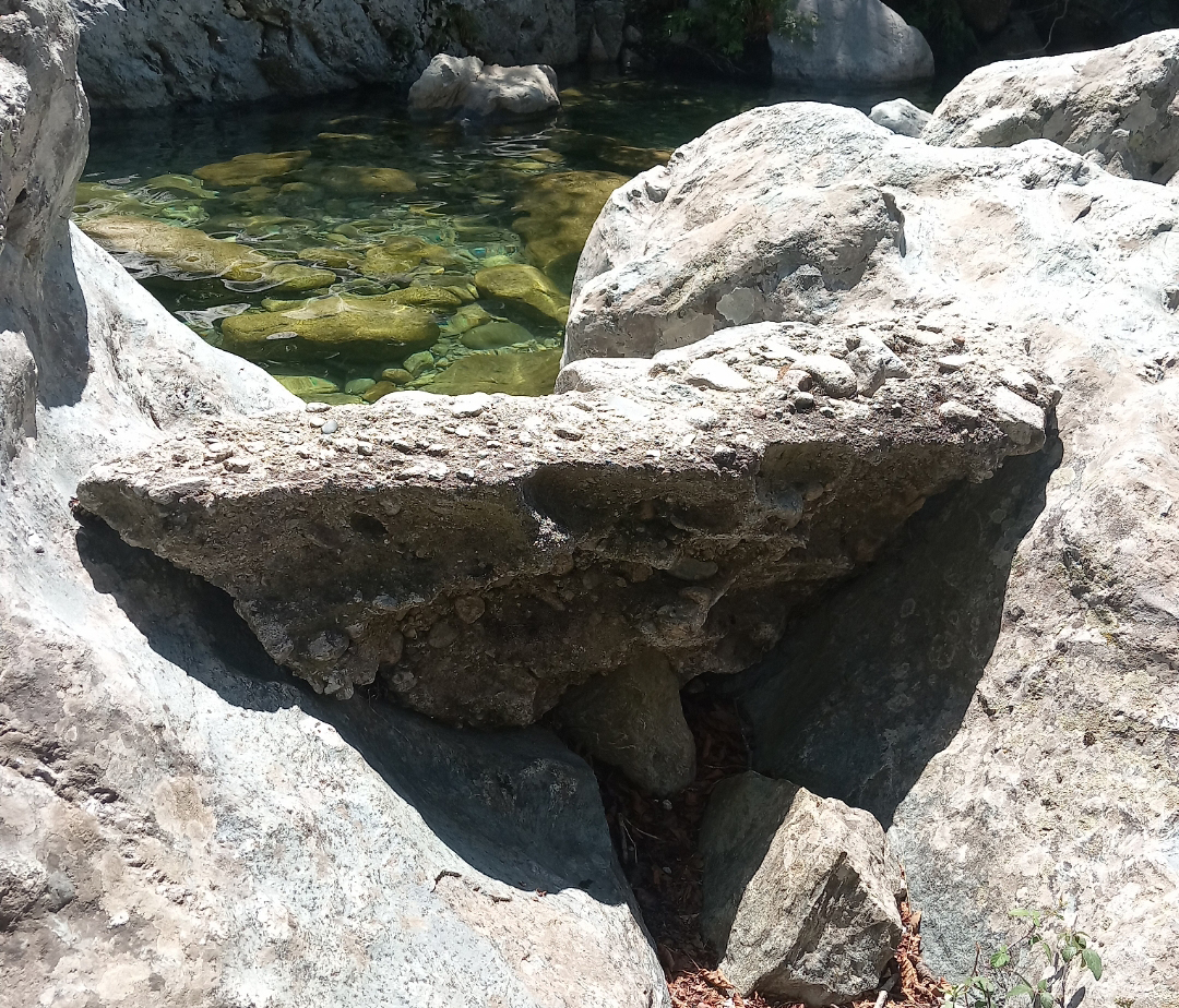 Ce tout petit ouvrage au Lavu di a Matra permettait de détourner un peu d'eau pour irriguer les jardins de Bagna et Baliri, en aval. (Photos Gustave Pantalacci)