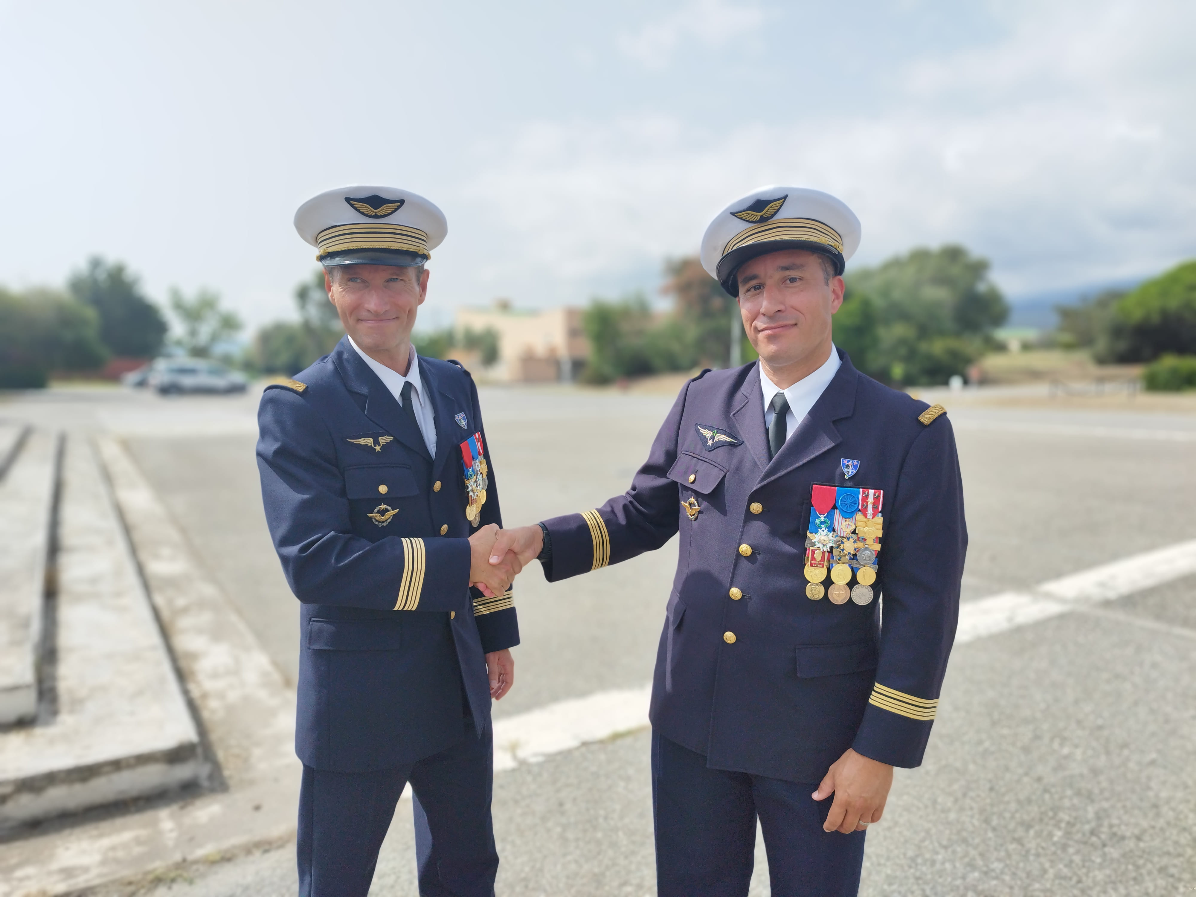 Le colonel Mickaël Fonck (à droite) succède au colonel Christophe Pamart, au commandement de la base militaire aérienne de Solenzara-Ventiseri.