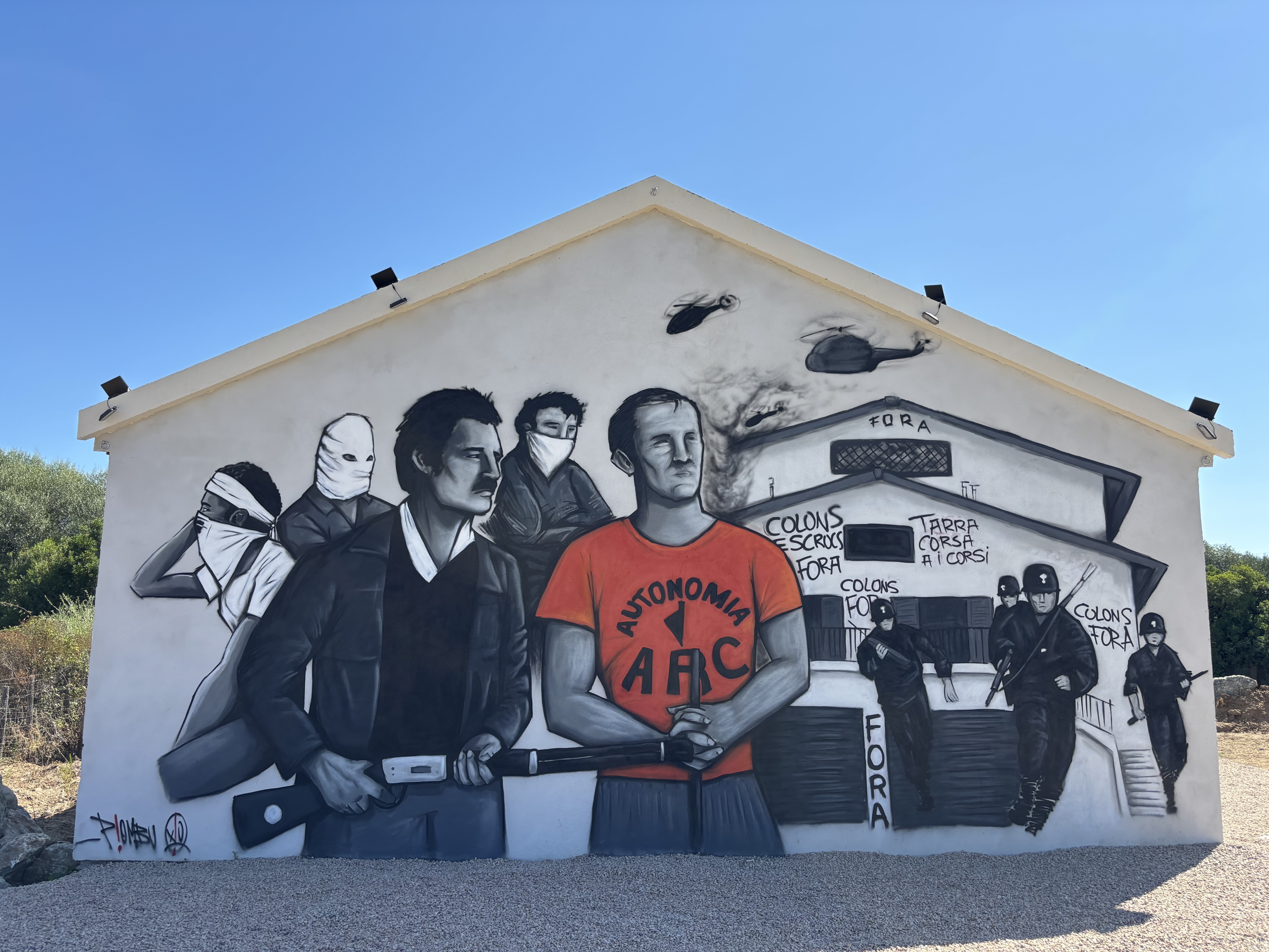 L'artiste Piombu a dessiné la fresque des évènements d'Aleria 1975 sur l'ancienne cave Depeille (photo Piombu 1976)