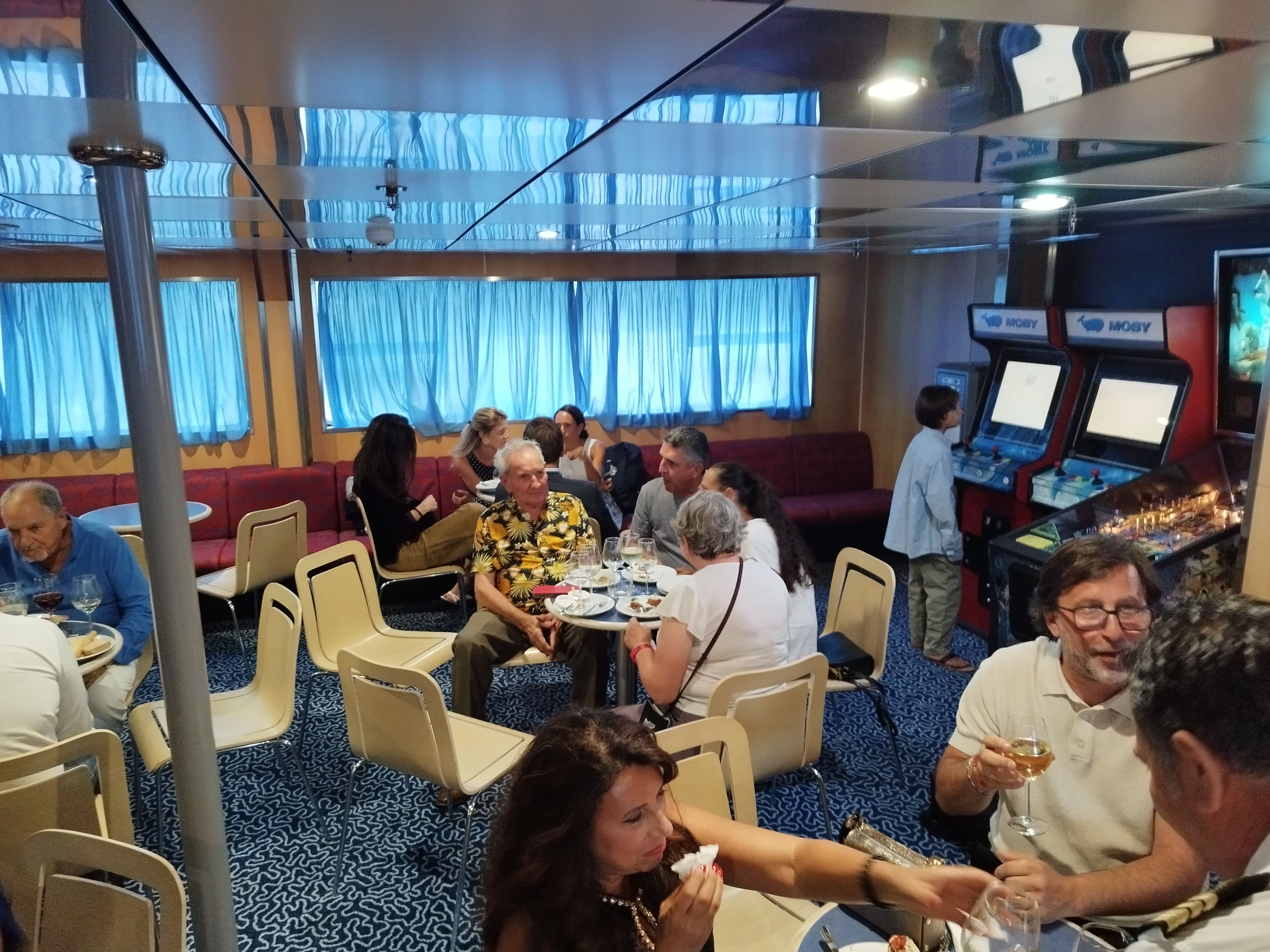 Les salons du bateau ont été rénovés en partie.