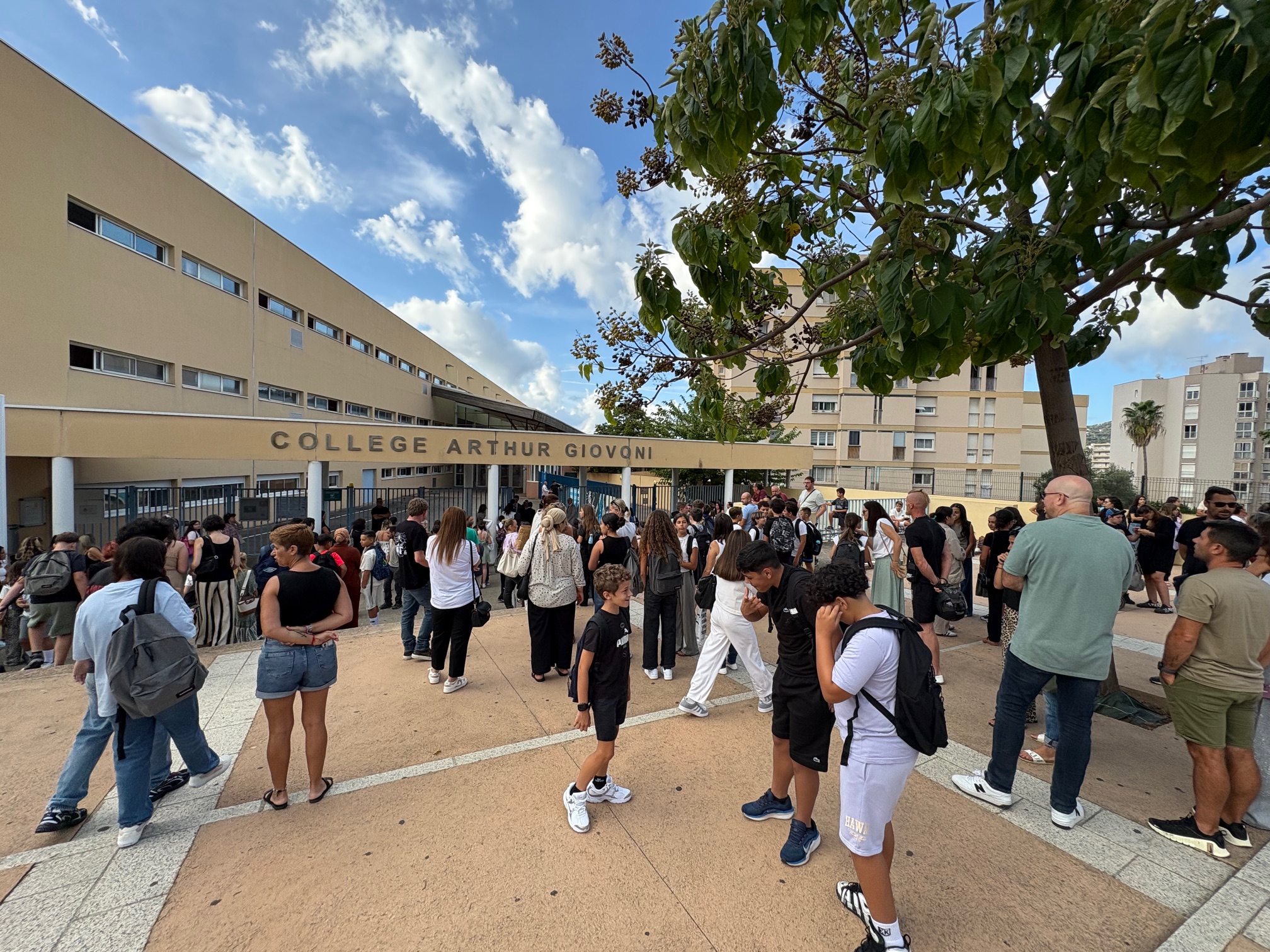 Plusieurs centaines de collégiens ajacciens ont repris le chemin des cours ce mardi matin.