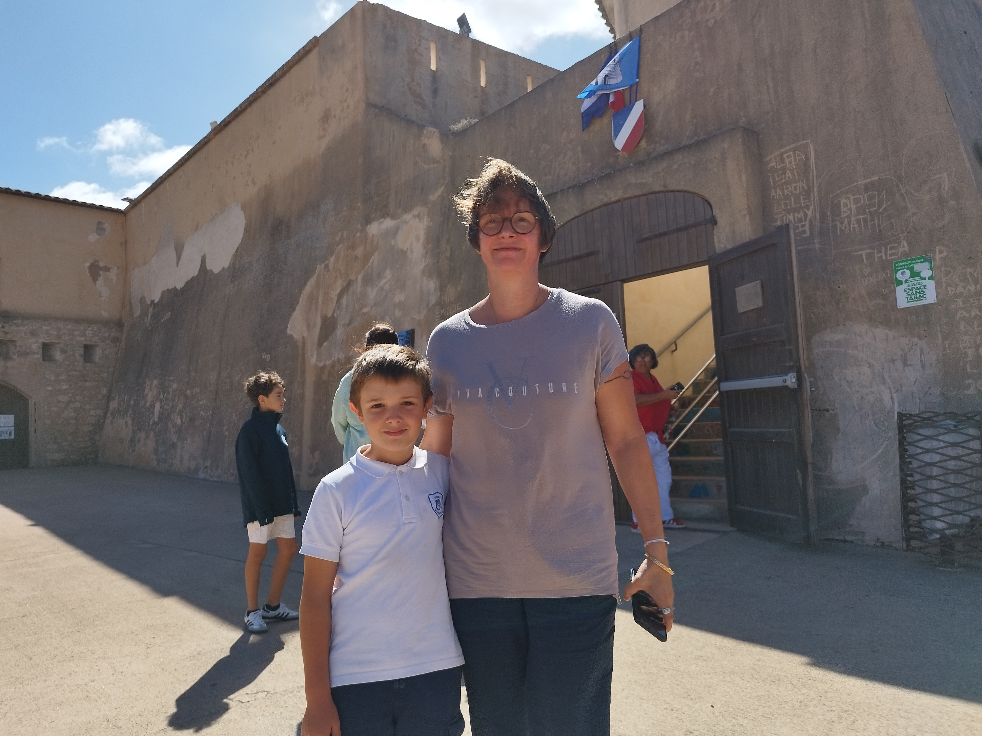 La tenue unique ? "C'est joli" apprécie Ange, qui est en CE1, ici aux côtés de sa maman Géraldine.