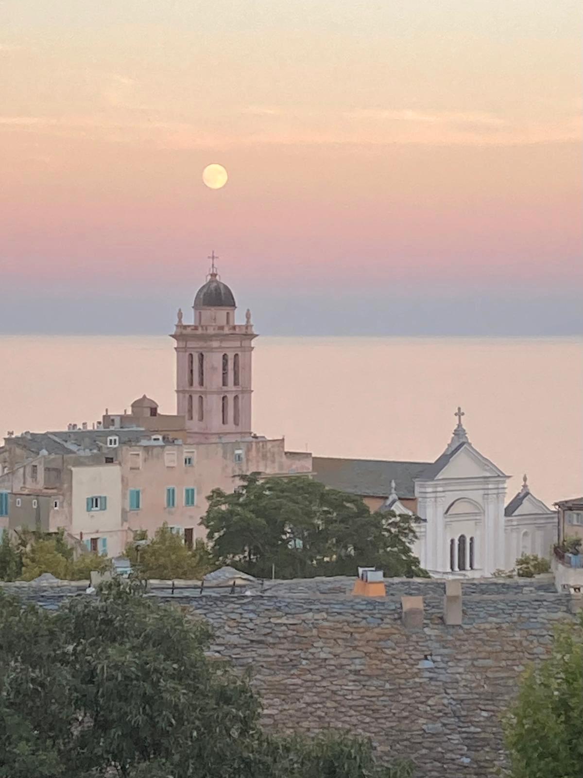 A màghjina :  U sognu di a luna nant’à Bastia