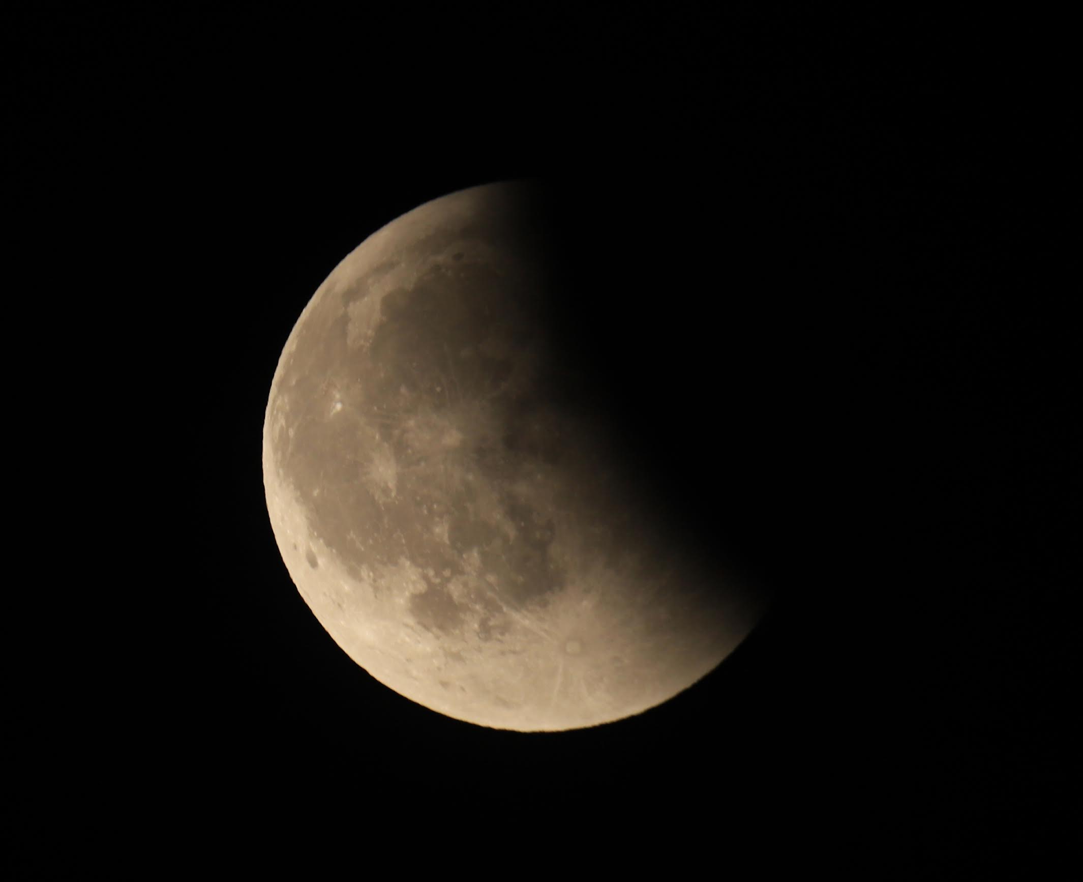 EN IMAGES - Une éclipse totale de Lune visible depuis la Corse dimanche soir