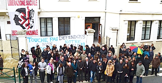 Menaces de fermeture de classe : Manifestation devant l'école primaire de Sartène