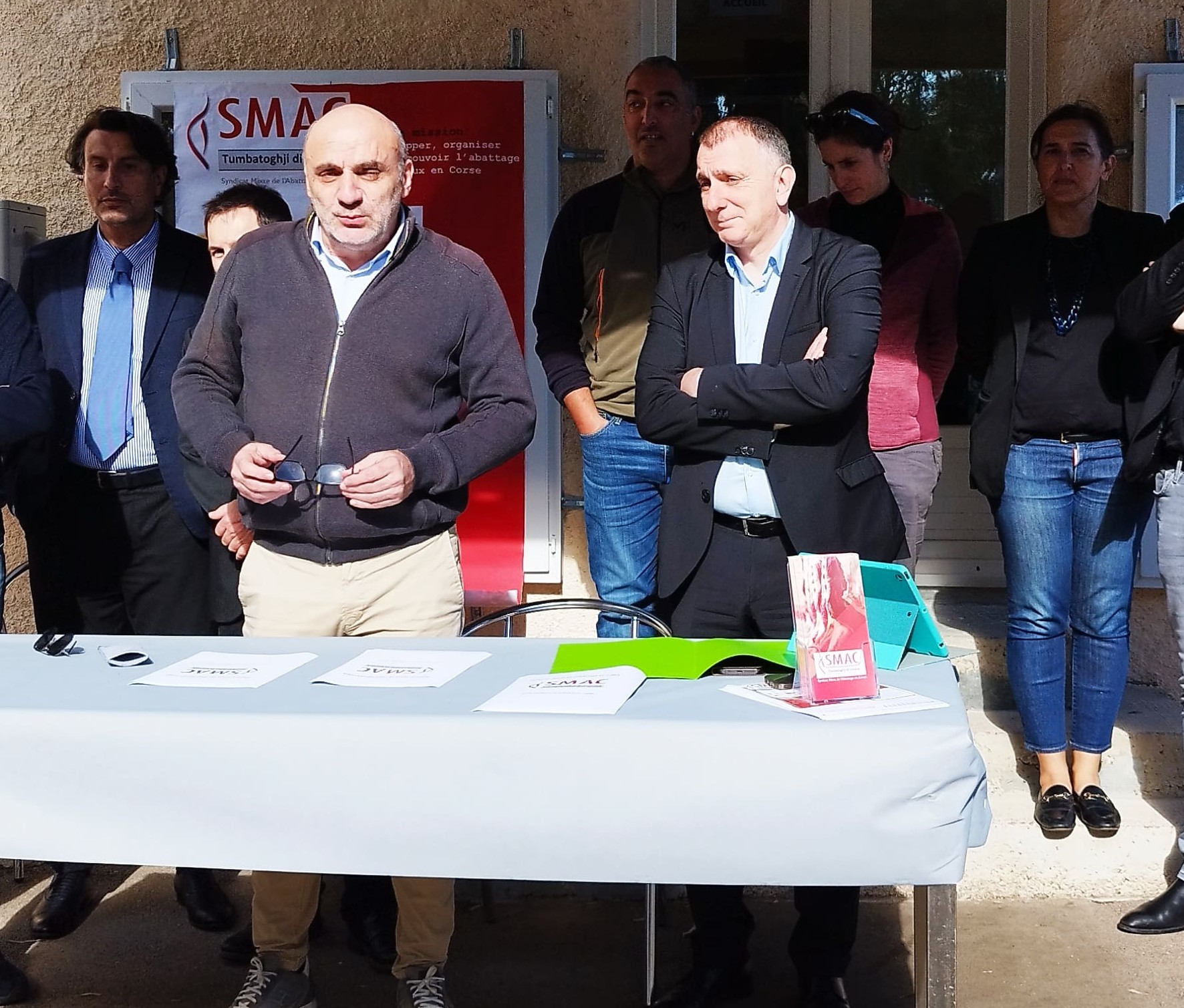 Paul-Jo Caïtucoli et Jean-Christophe Angelini en février 2024, au cours d'une conférence de presse qui s'était tenue devant l'abattoir de Portivechju.