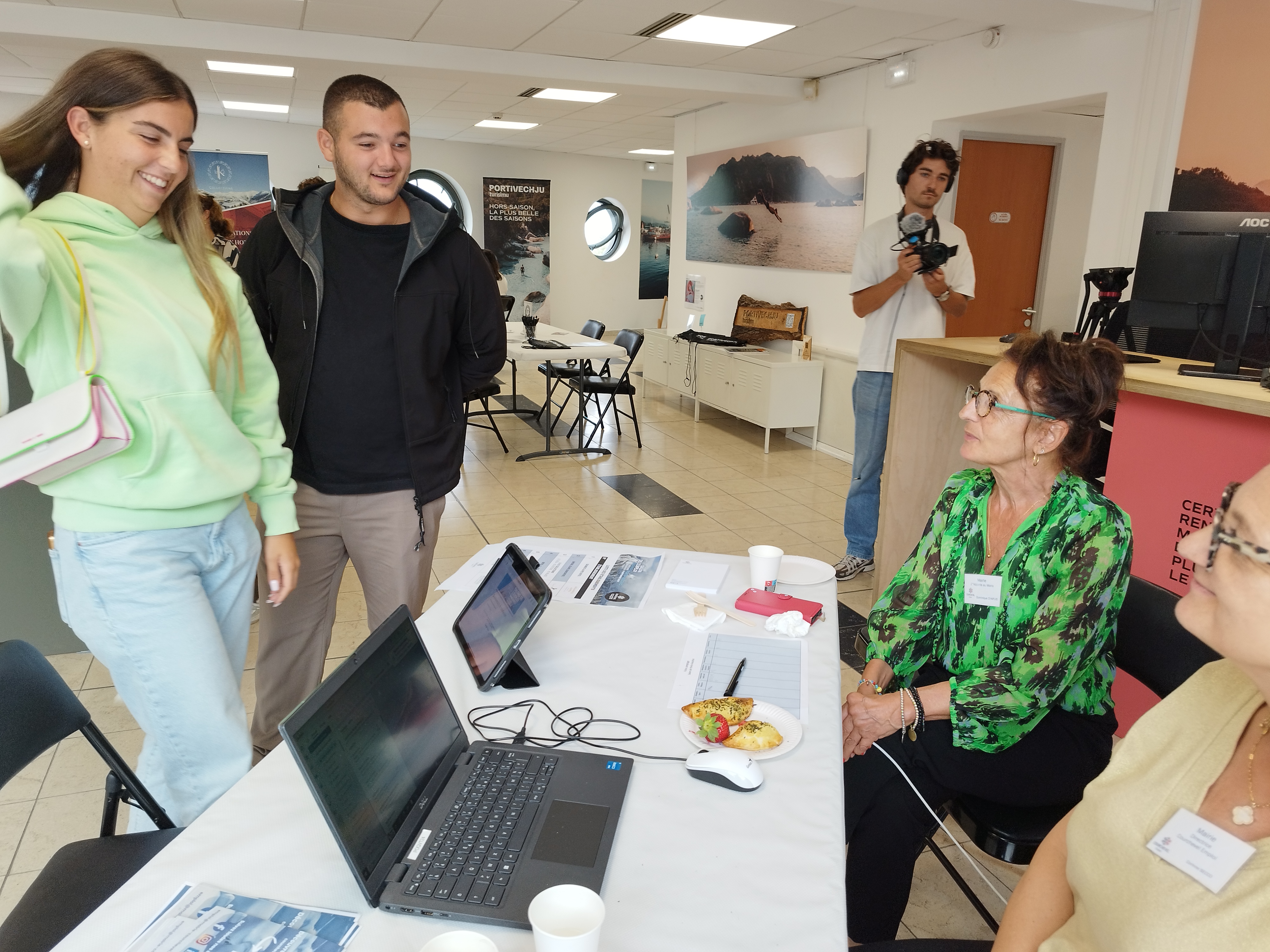 Luna et Baptiste ( à gauche) sont venus spécialement de Calvi, où ils ont travaillé cet été, au salon de l'emploi saisonnier de Porto-Vecchio, rampe de lancement du recrutement à Courchevel.