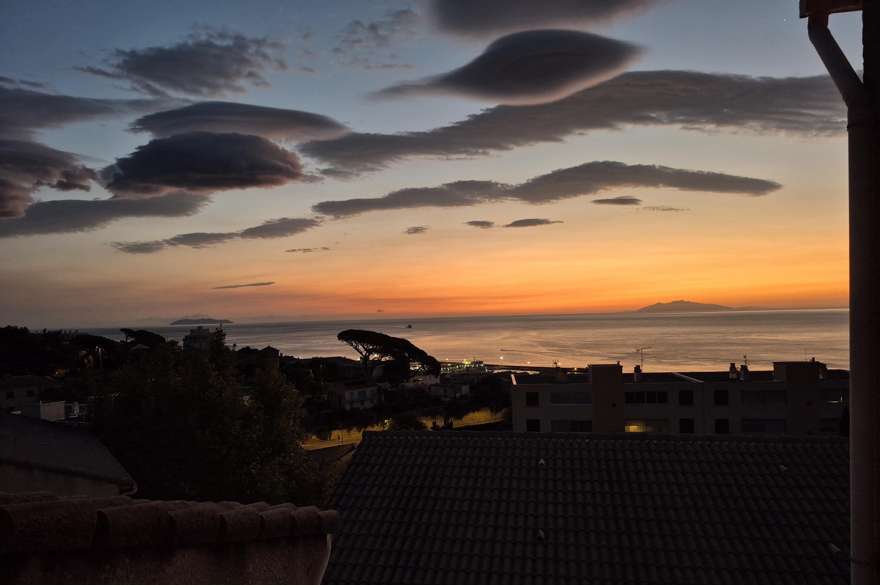 A màghjina - L’alba nantu à u mare Tirrenu