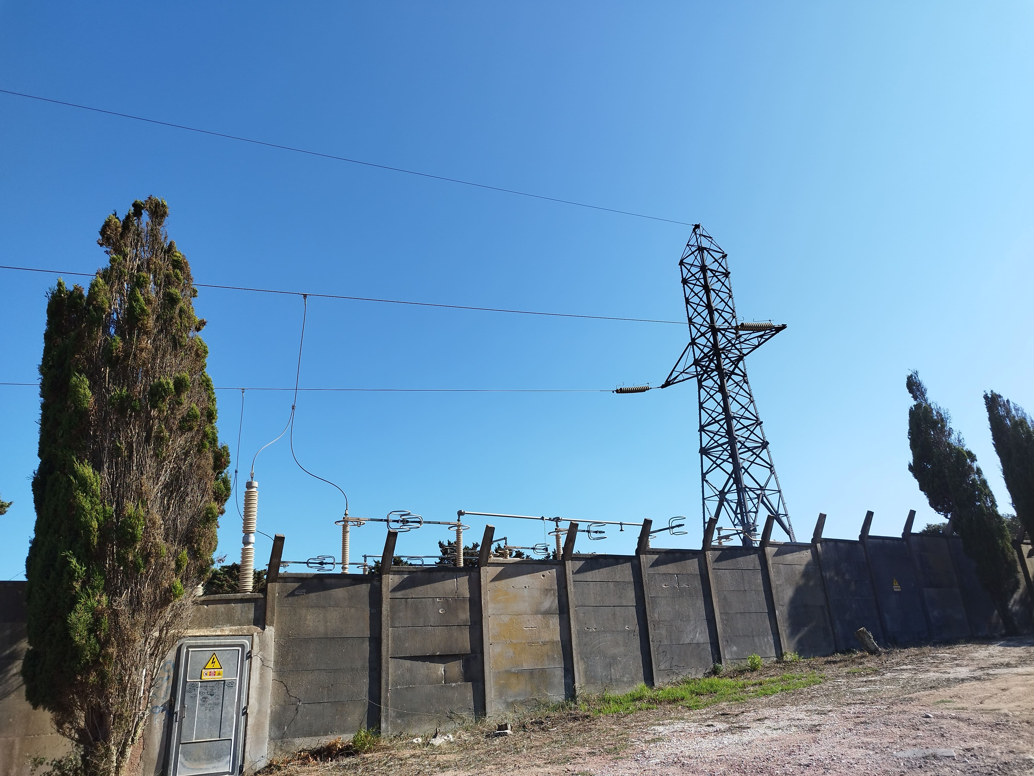 Le site du transformateur électrique, à Bonifacio.