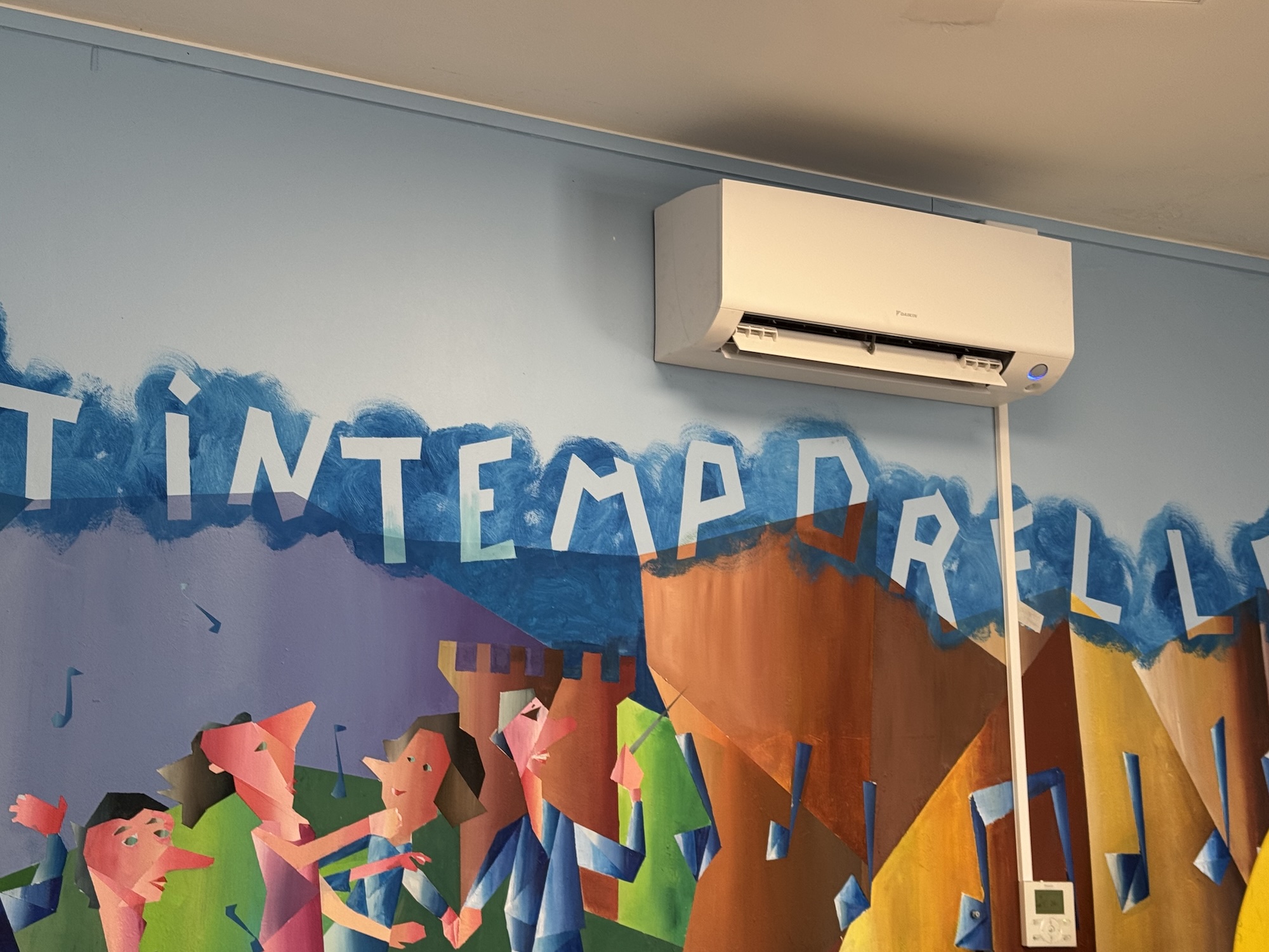 D'ici la rentrée de septembre 2026, toutes les écoles de la ville devrait être dotées de la climatisation.