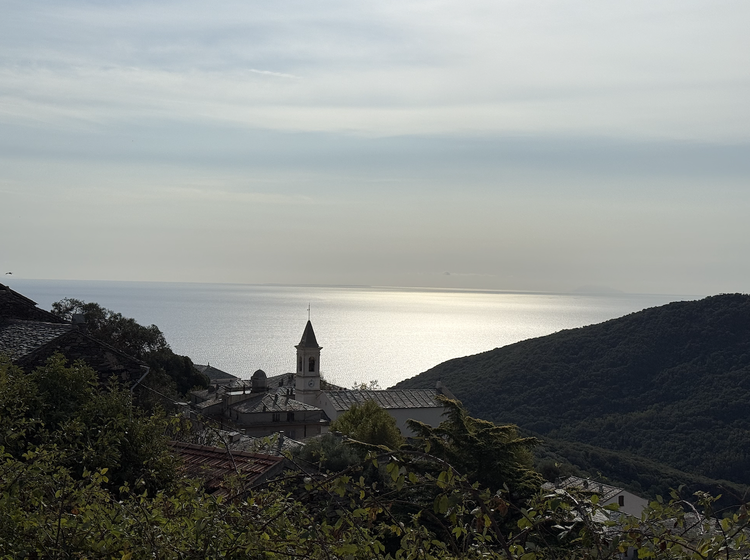 A màghjina - A ghjesgia di Sant’Antone, affacciata nant’à l’argentu di u mare