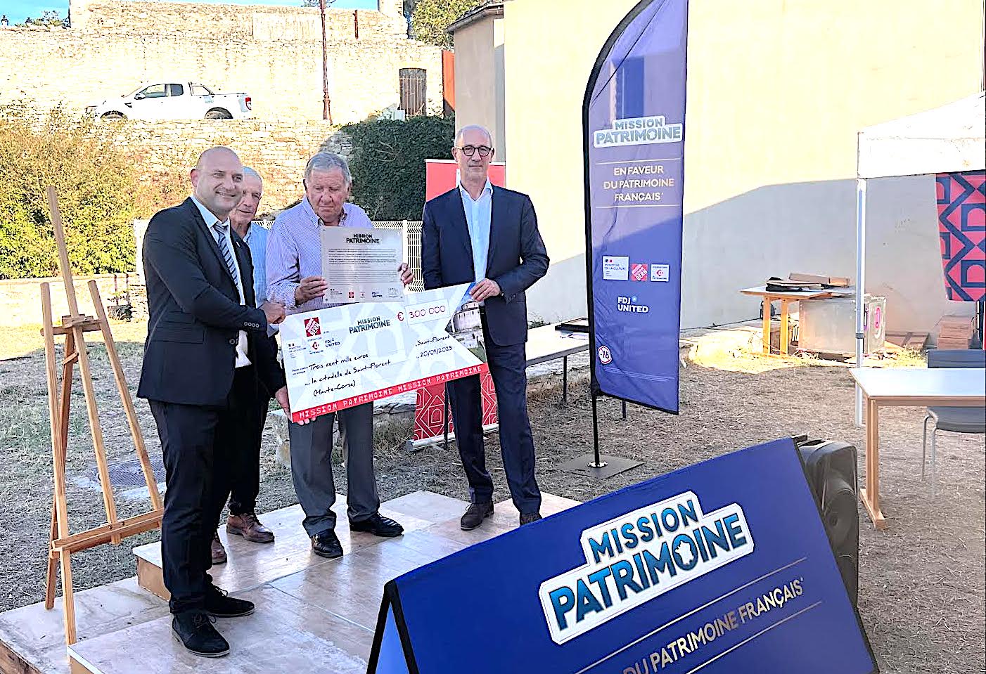 Charles Lantieri, Directeur général délégué de FDJ UNITED a remis le chèque à Claudy Olmeta, le maire de Saint-Florent, en en présence de Barthélémy Colombani, délégué régional de la Fondation du patrimoine (Fondation du Patrimoine)