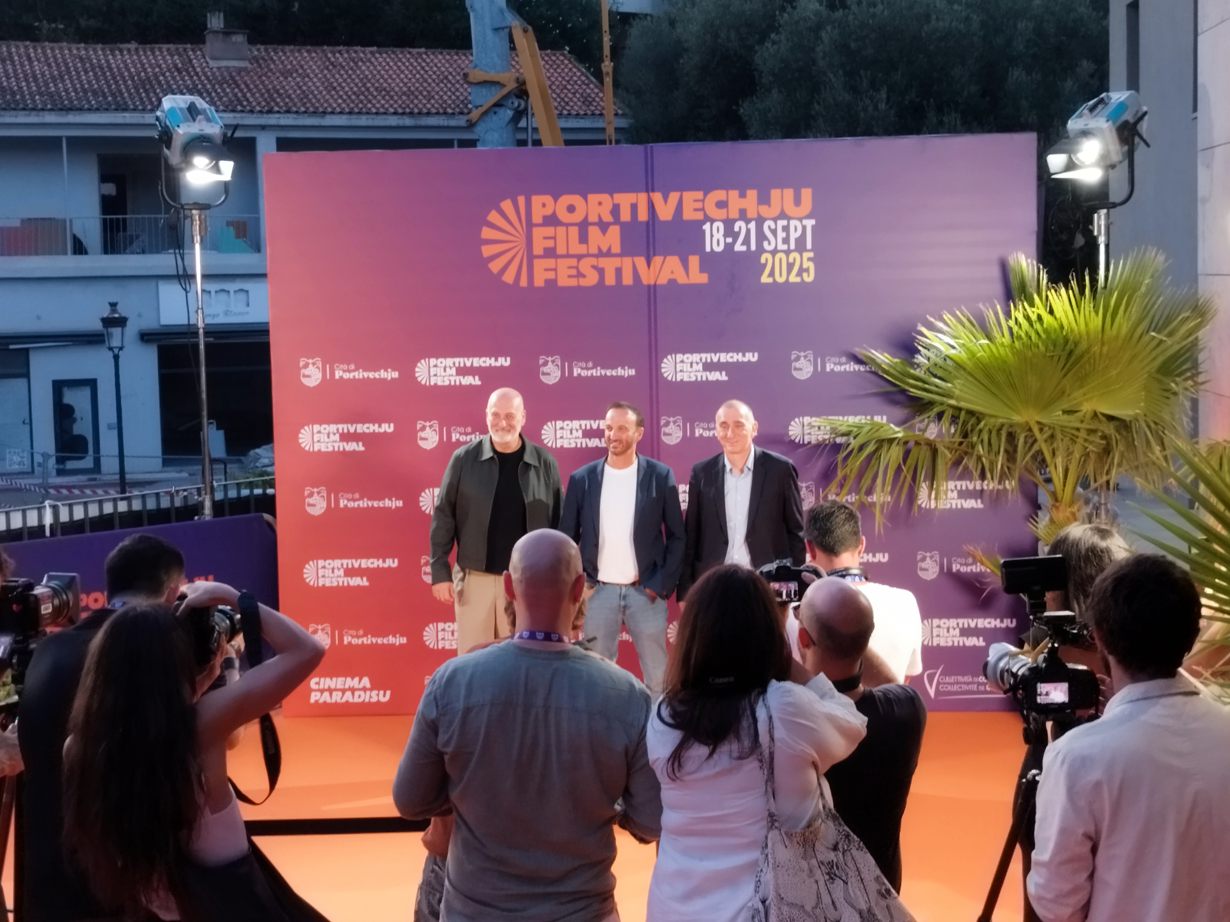 La pause photo "glamour" : ici le compositeur Pierre Gambini, l'acteur Michel Ferracci et le maire de Porto-Vecchio, Jean-Christophe Angelini.
