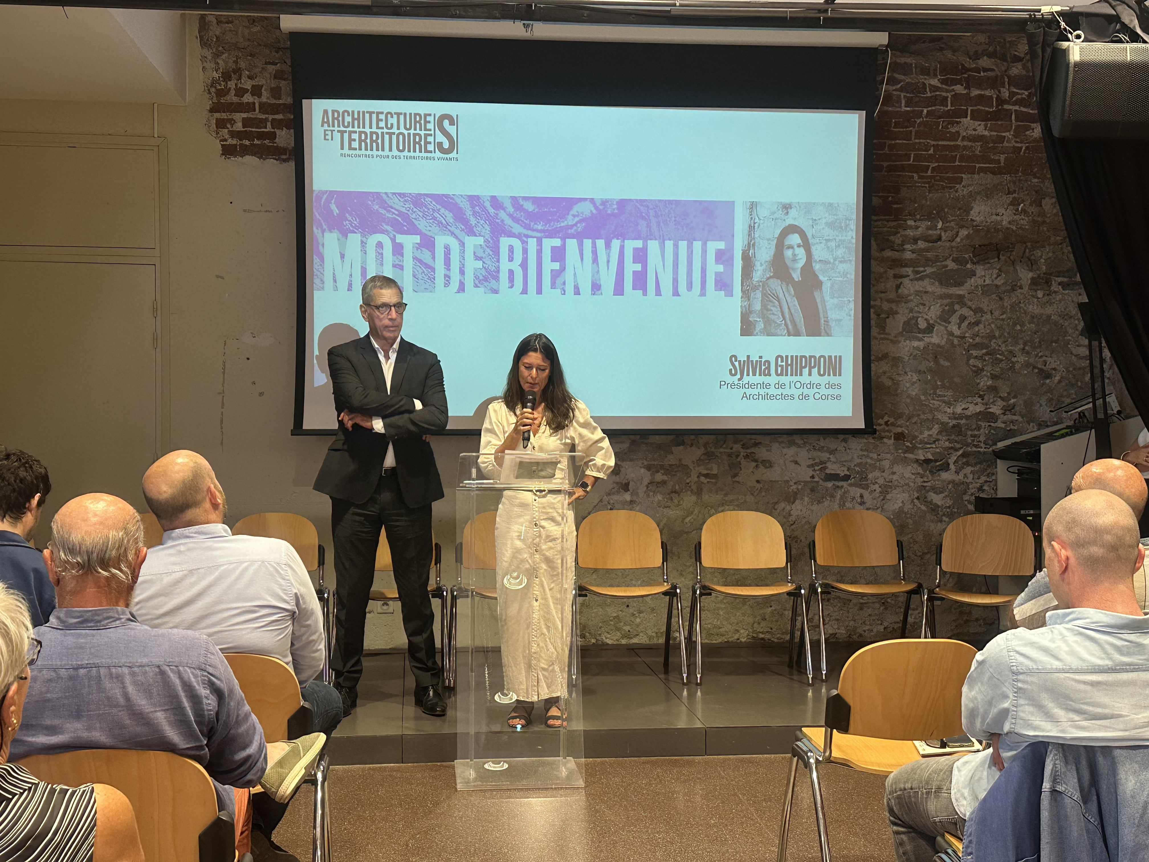 En présence du maire, Sylvia Ghipponi a ouvert l'après-midi dédié à la pierre sèche