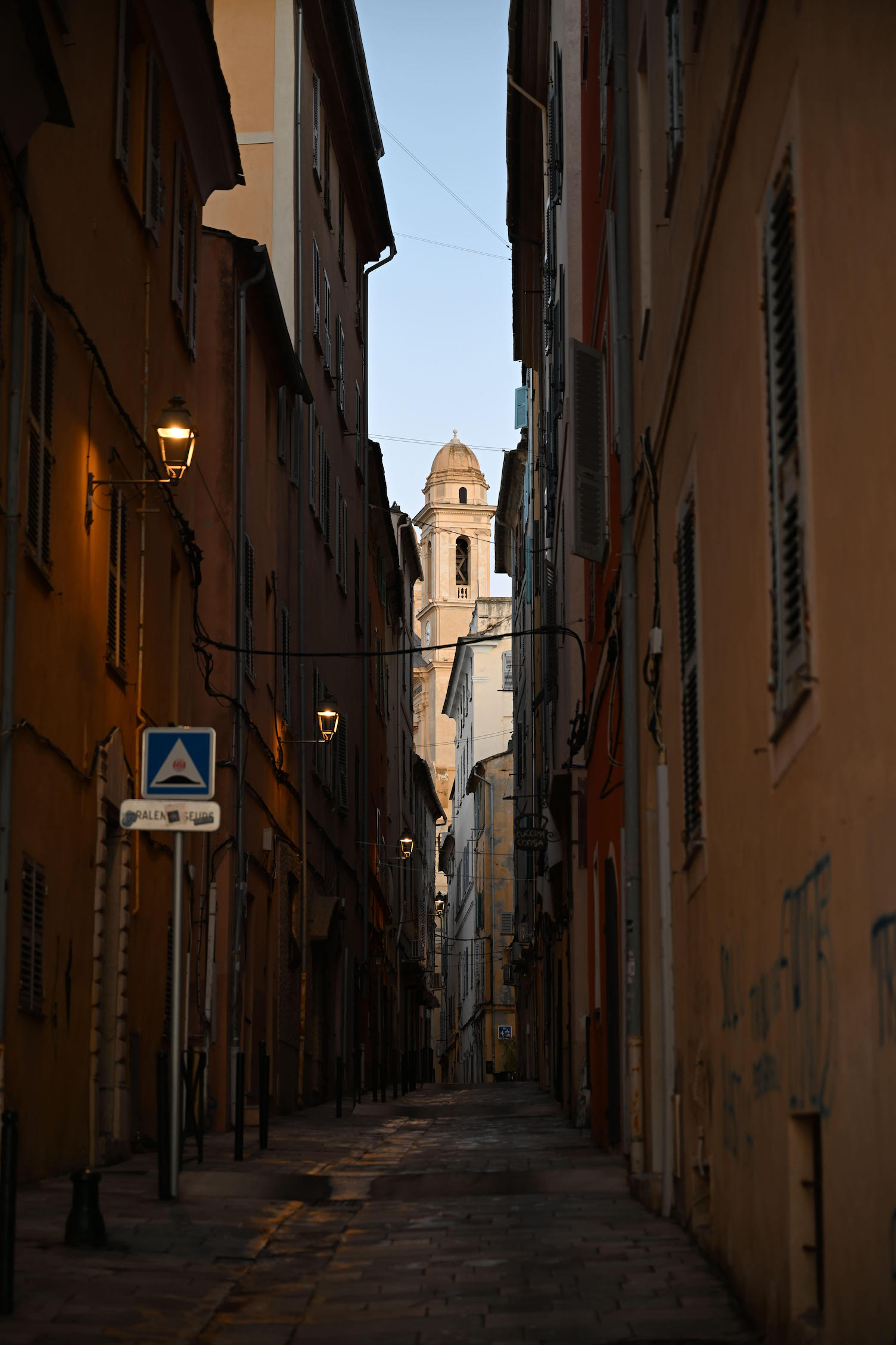 A màghjina - Stretta di u Vechju Bastia à a prima mattina