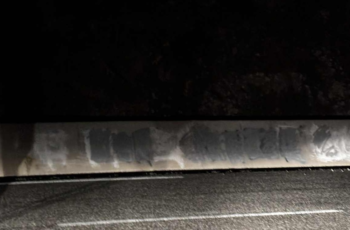 La mairie de Vivario et son équipe ont rapidement agi pour recouvrir ces tags injurieux (Photo DR)