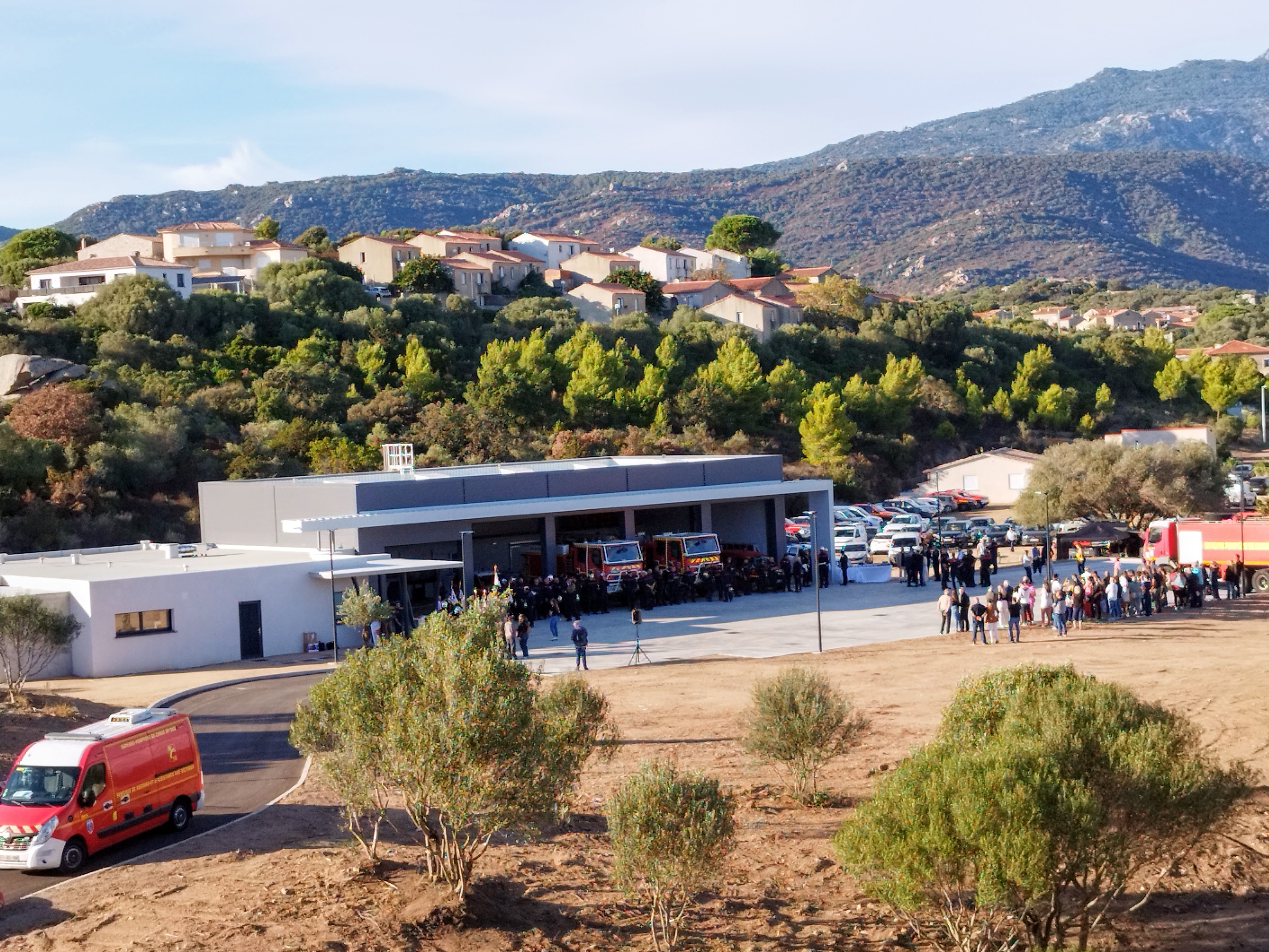 La nouvelle caserne a été construite dans un endroit dégagé, à même de faciliter les départs en intervention.