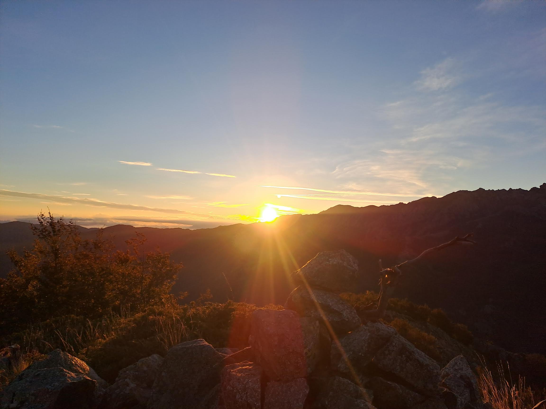 Lever de soleil à la Punta Del Ceppu, entre Bergeries de Porteto, et hameau de Foce di Vizzavona. (Yann Guedon)