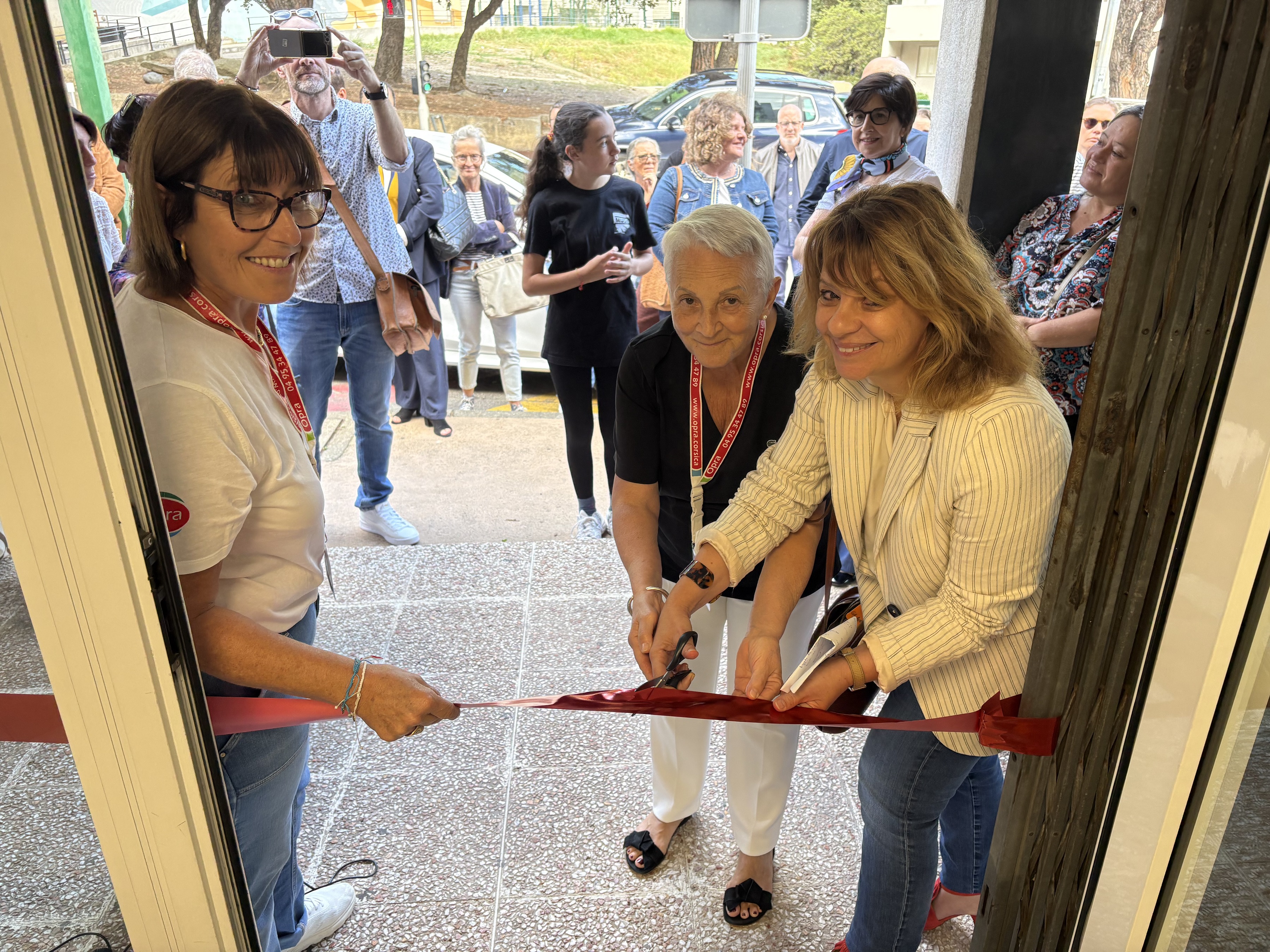 Françoise Huguet, directrice d''OPRA, Angèle Liegault, présidente, et Marie-Pascale Simoni, directrice de la CAF de Haute-Corse, ont coupé le ruban, inaugurant officiellement les nouvaux locaux de l'association.