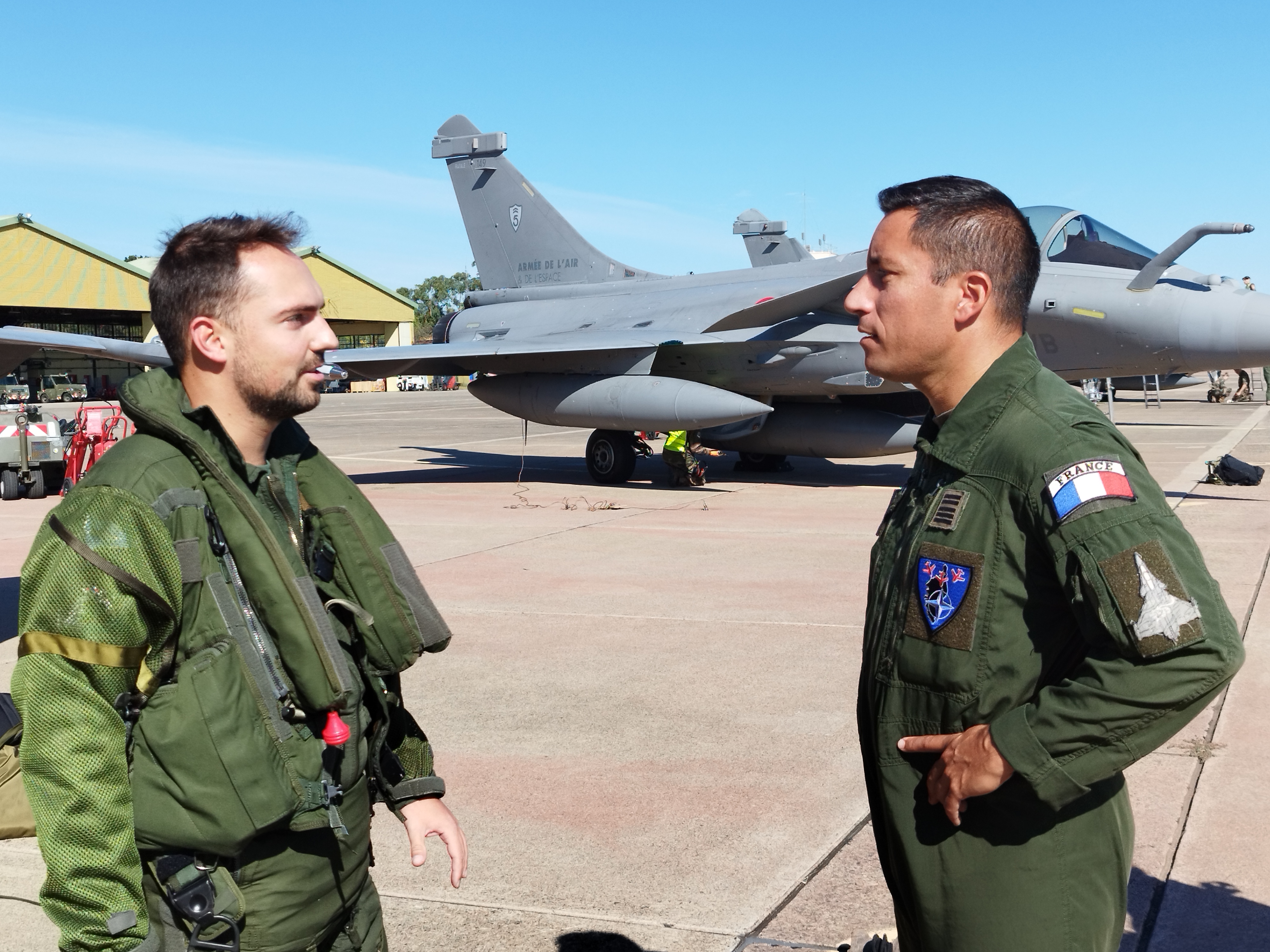 Le capitaine Adrien (à gauche), l'un des pilotes des Rafale, en plein debriefing avec le colonel Fonck, qui dirige la base de Solenzara.