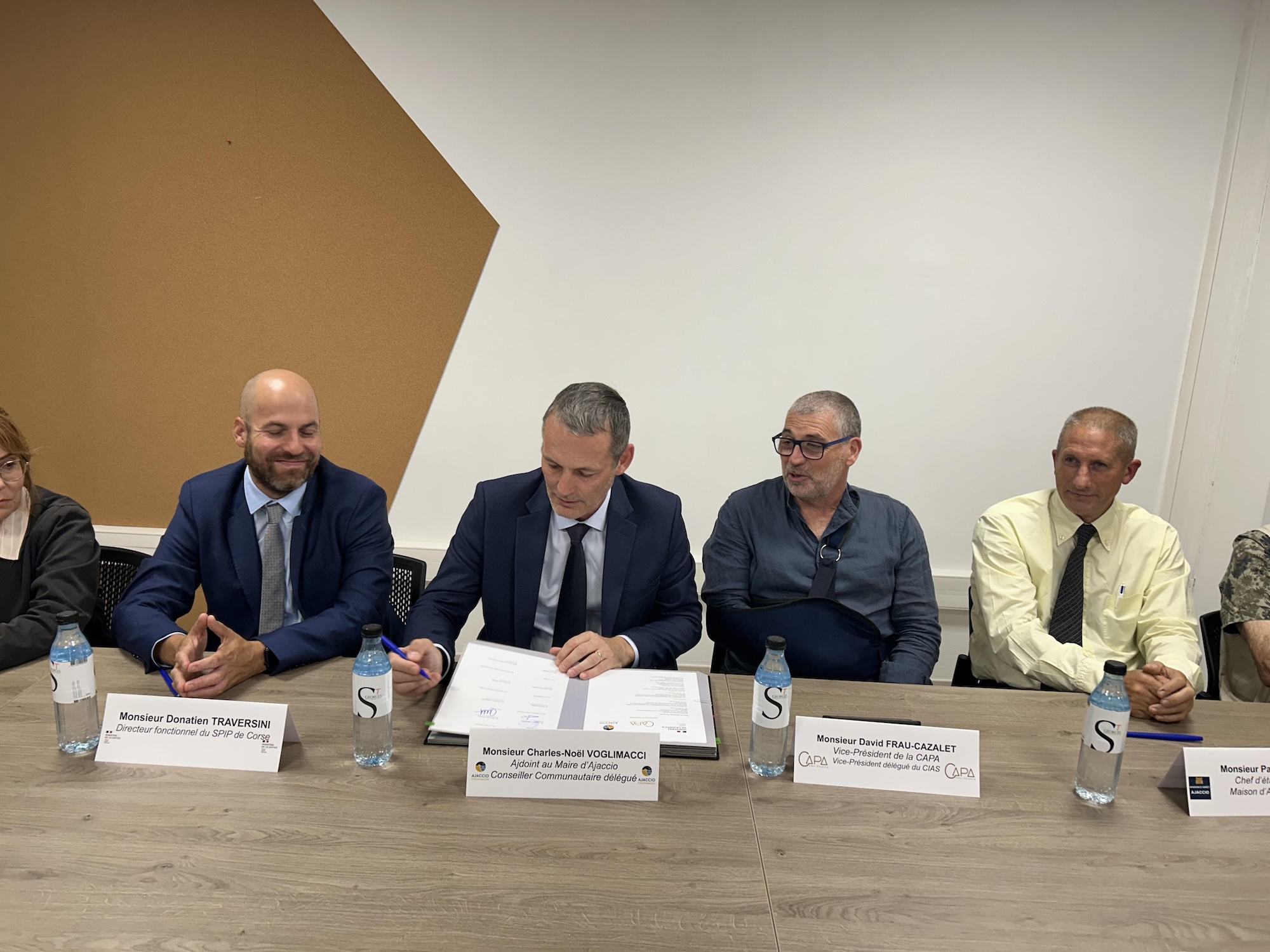 Ce mardi, la CAPA, la ville d'Ajaccio, la Maison d'arrêt d'Ajaccio, le Service Pénitentiaire d'Insertion et de Probation de Corse (SPIP) et plusieurs associations locales (Corsavem, CIDFF, Promotion Corse Santé, Rugby Club Ajaccien) ont signé une convention de partenariat pour créer une dynamique collective pour la réinsertion et la prévention de la récidive.