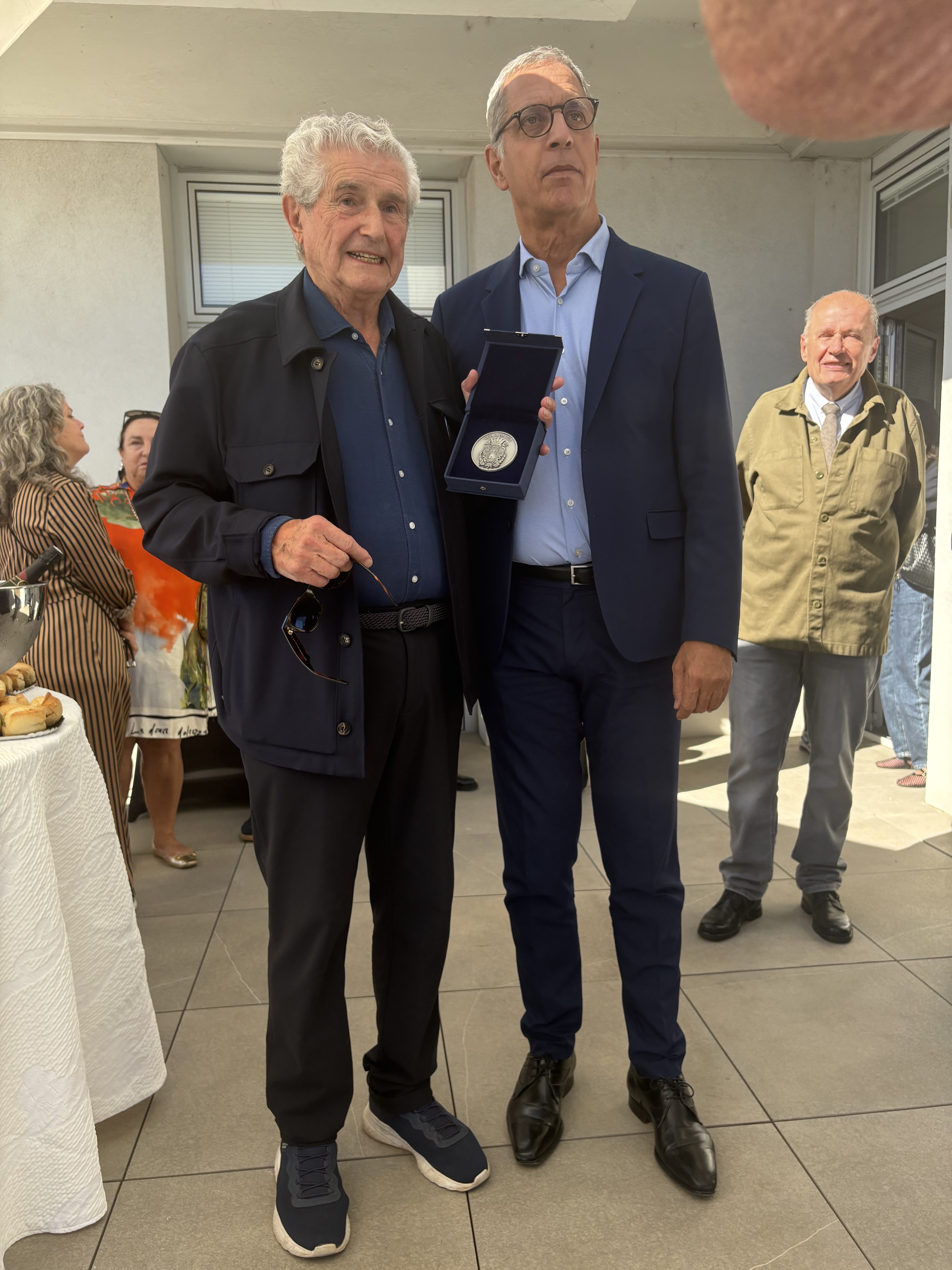 Pierre Savelli a remis à Claude Lelouch la médaille de la ville.
