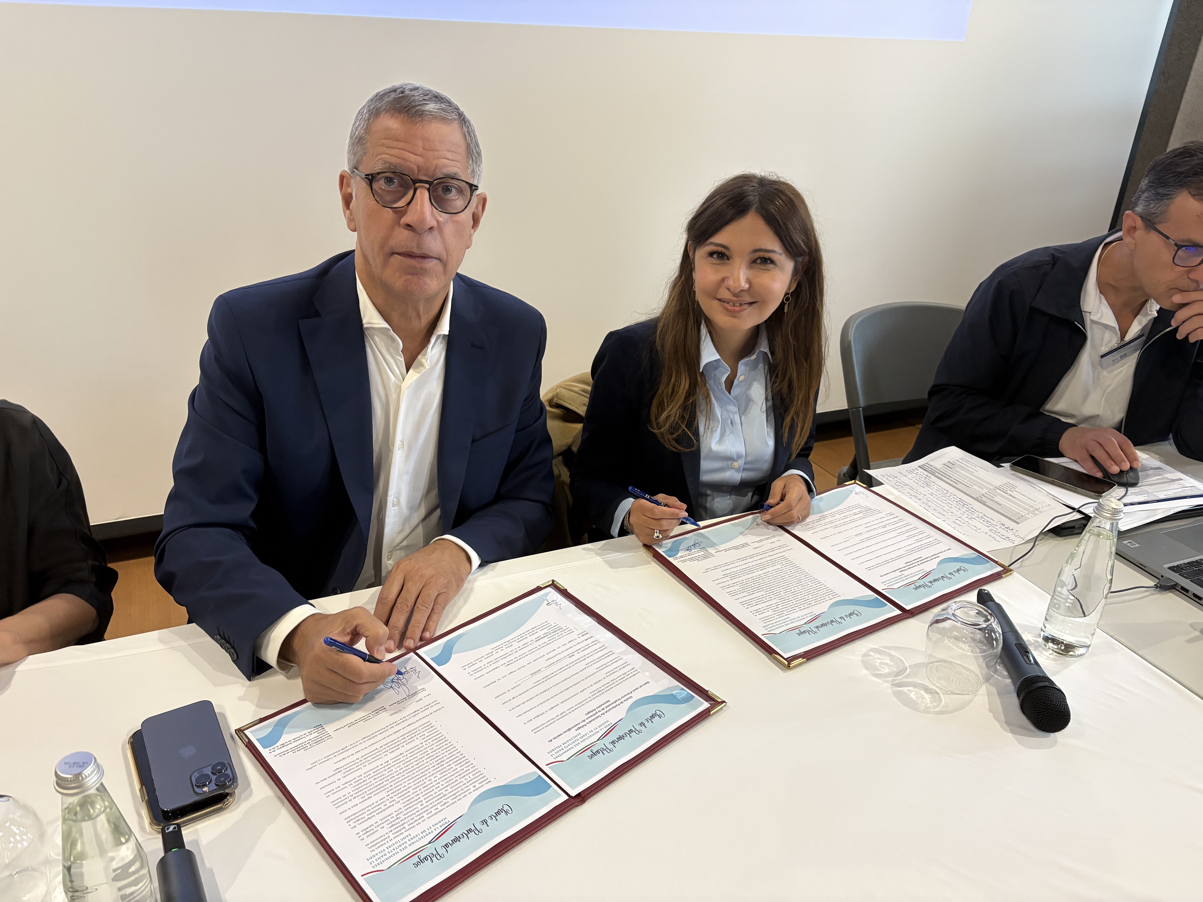 Pierre Savelli, maire de Bastia, et Nora Susbielle, du Ministère de la Transition écologique, de la Biodiversité, de la Forêt, de la Mer et de la Pêche, ont signé la charte.