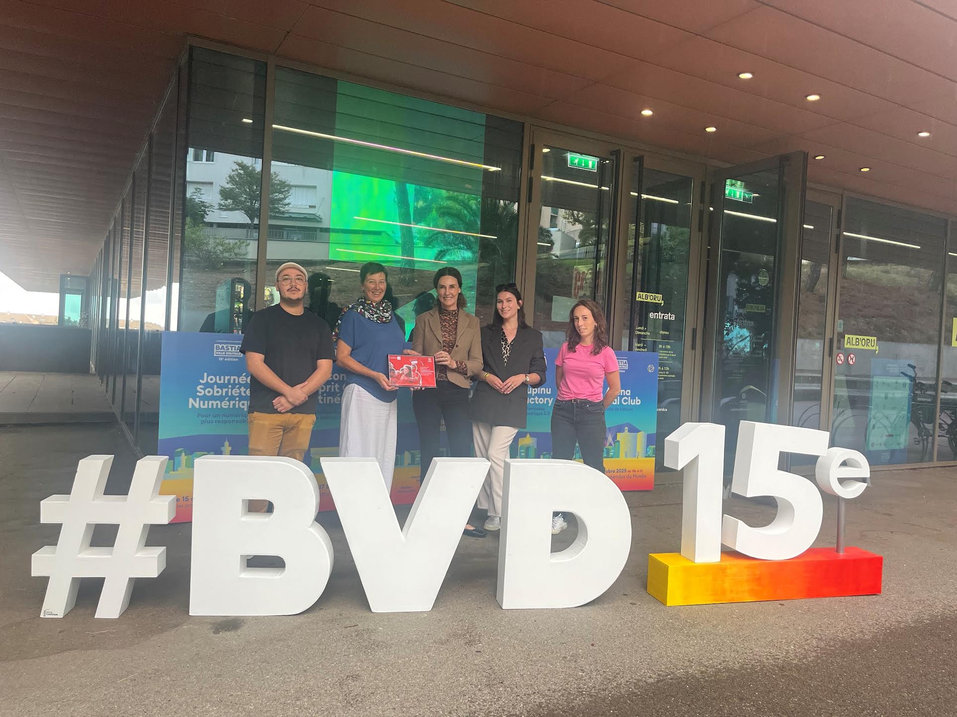 La convention de mécénat en faveur de l’association émaho, soutenue par la Fondation SFR, a été signée en présence de Jean Leccia, Directeur de l’Association émaho - Elodie Poignet, Cheffe de Projets Haute-Corse - Alexia Chiaverini, Cheffe de Projets Corse du Sud et chargée de communication - Isabelle Simon, Déléguée Régionale Méditerranée d’Altice France SFR