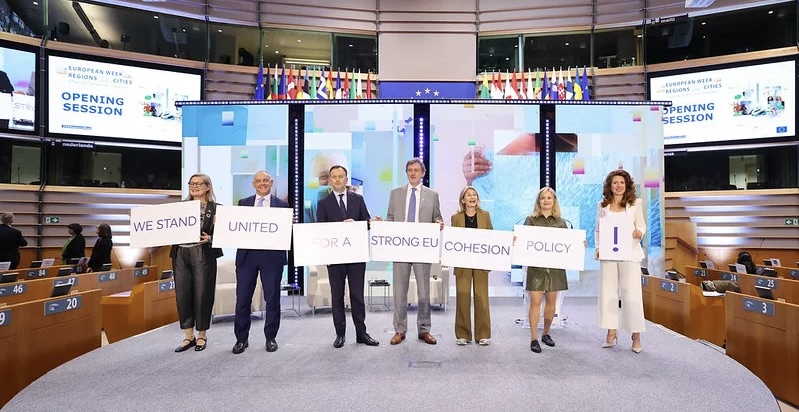 Nanette Maupertuis, présidente de l’Assemblée de Corse, présidente du groupe politique Alliance Européenne (EA) au Comité européen des Régions, entourée de ses collègues, proteste contre la réforme de la politique de cohésion. Crédit photo @European Union/Octavian Carare