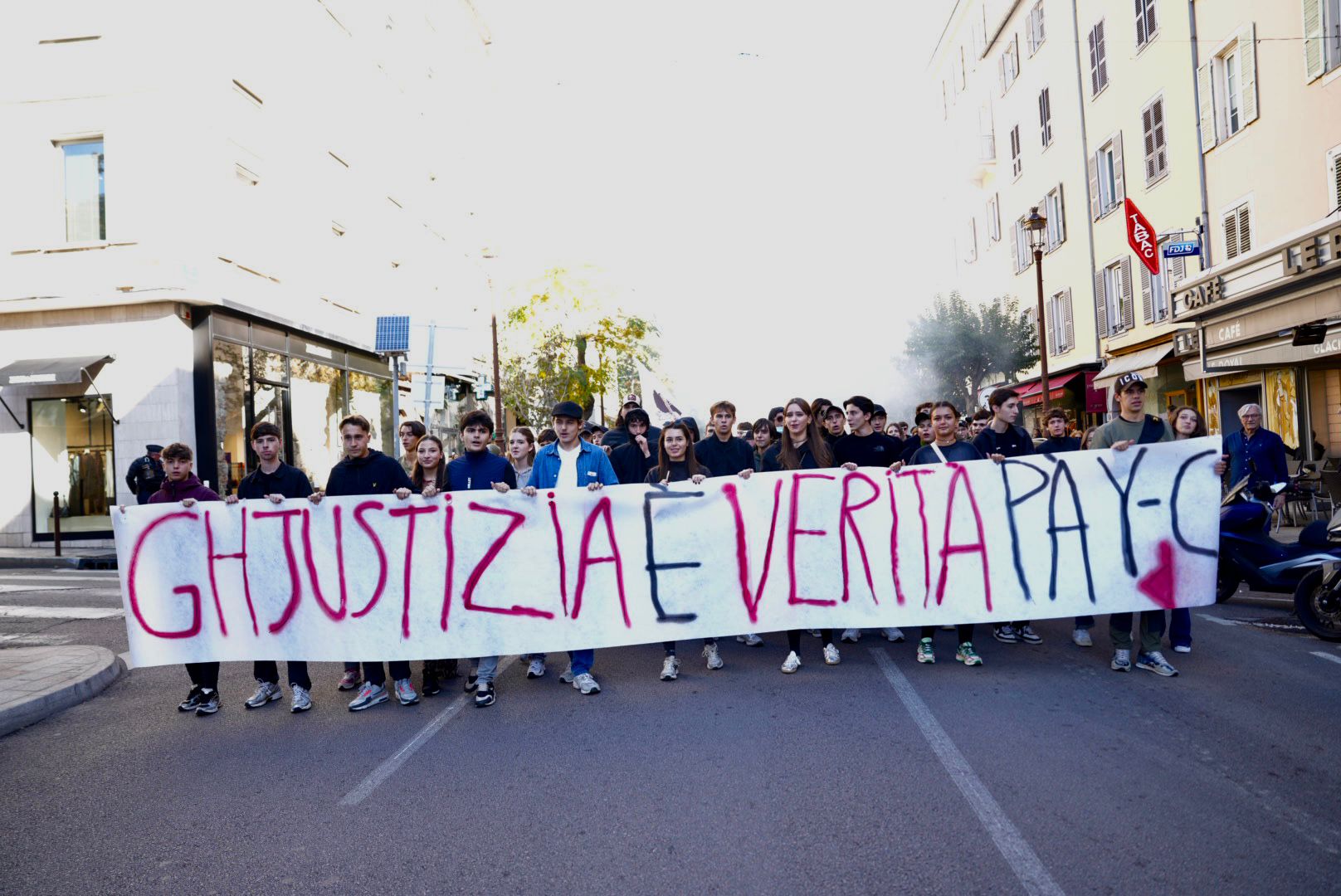 À Ajaccio, une centaine de lycéens ont remonté le cours Napoléon avant de se rassembler devant la préfecture (Photo : Paule Santoni)